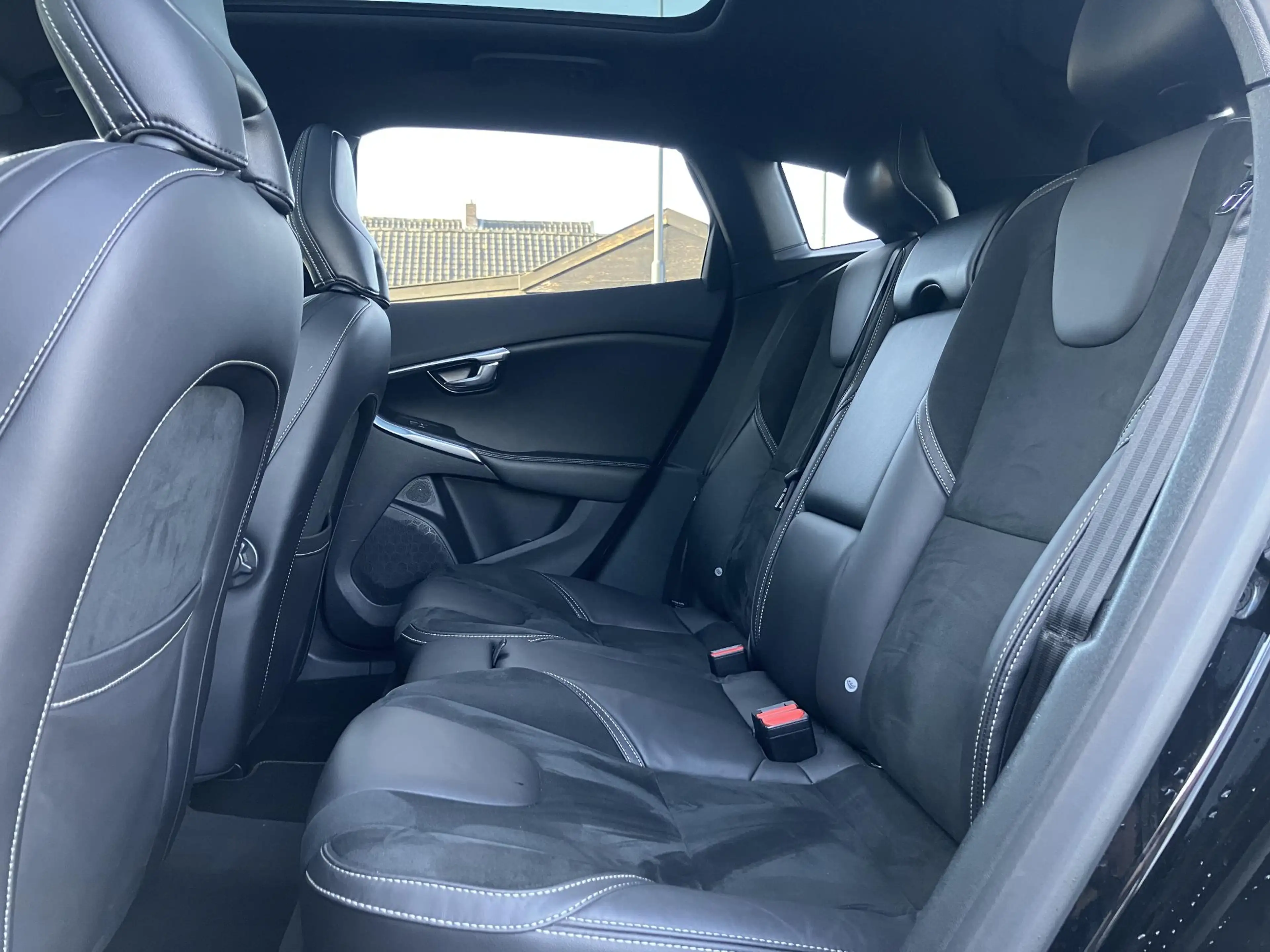 Volvo V40 1.5 T3 Polar+ Sport | R-Design | Pano | Leder | NA — photo 18