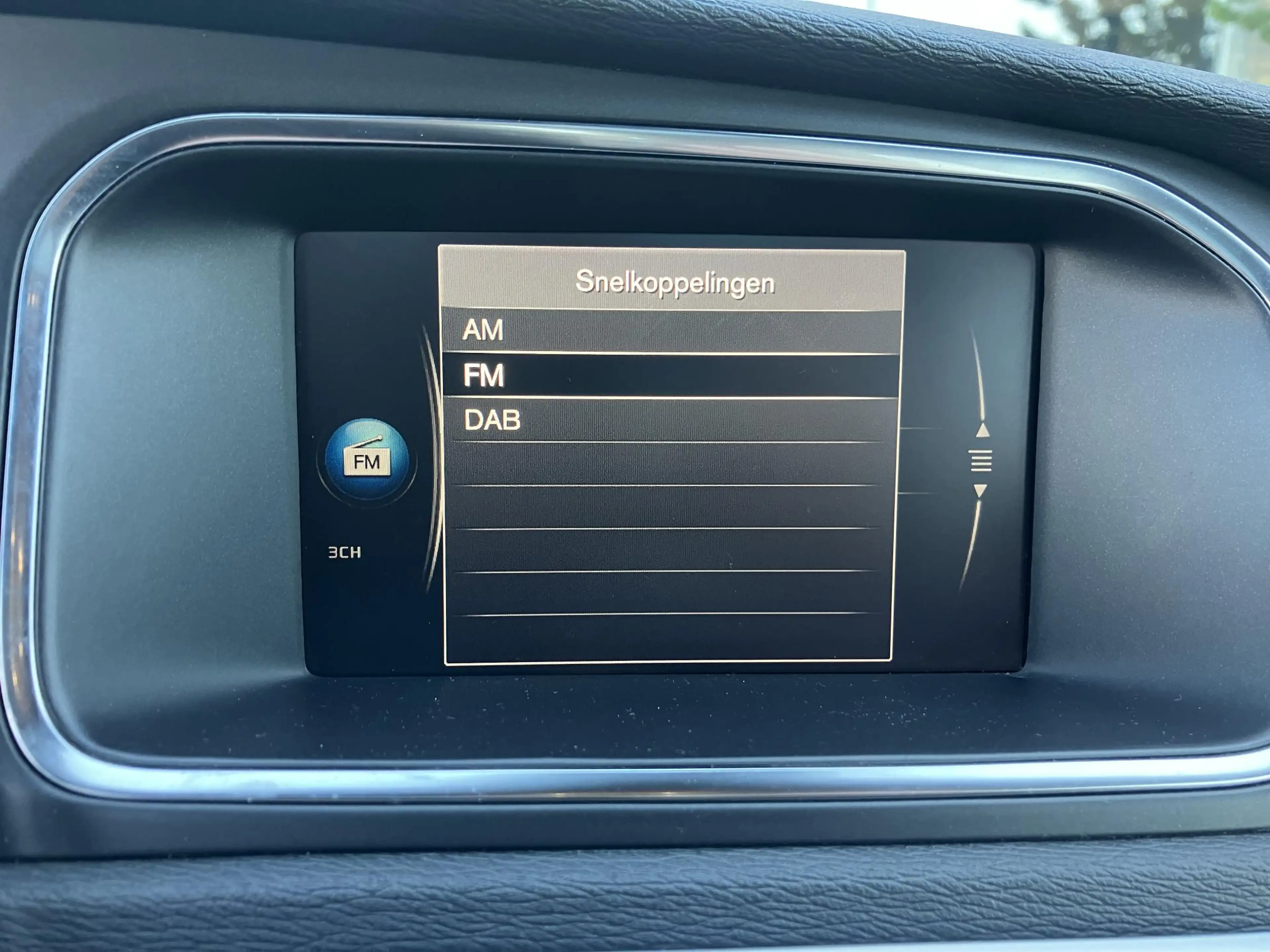 Volvo V40 1.5 T3 Polar+ Sport | R-Design | Pano | Leder | NA — photo 32