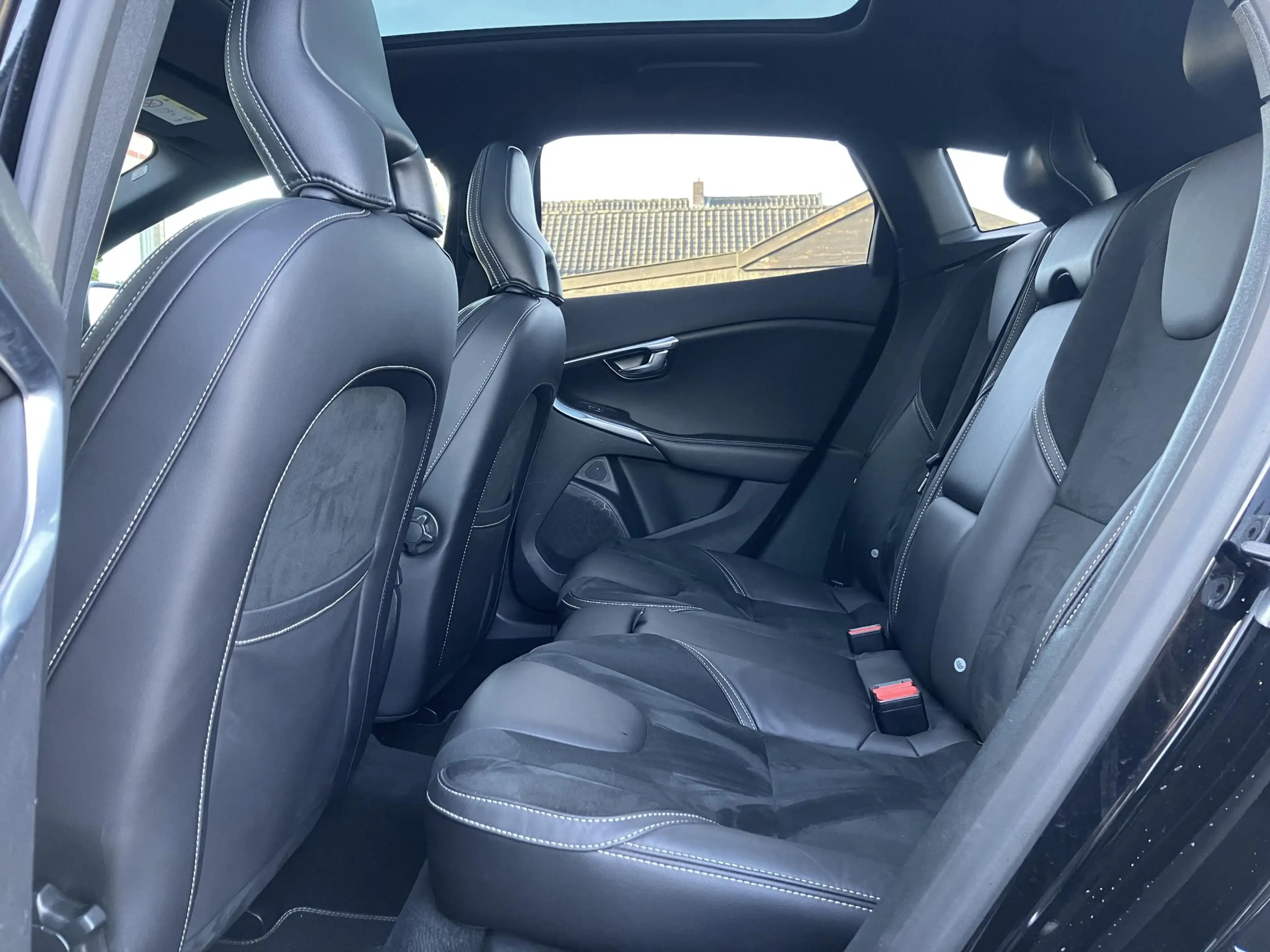 Volvo V40 1.5 T3 Polar+ Sport | R-Design | Pano | Leder | NA — photo 6