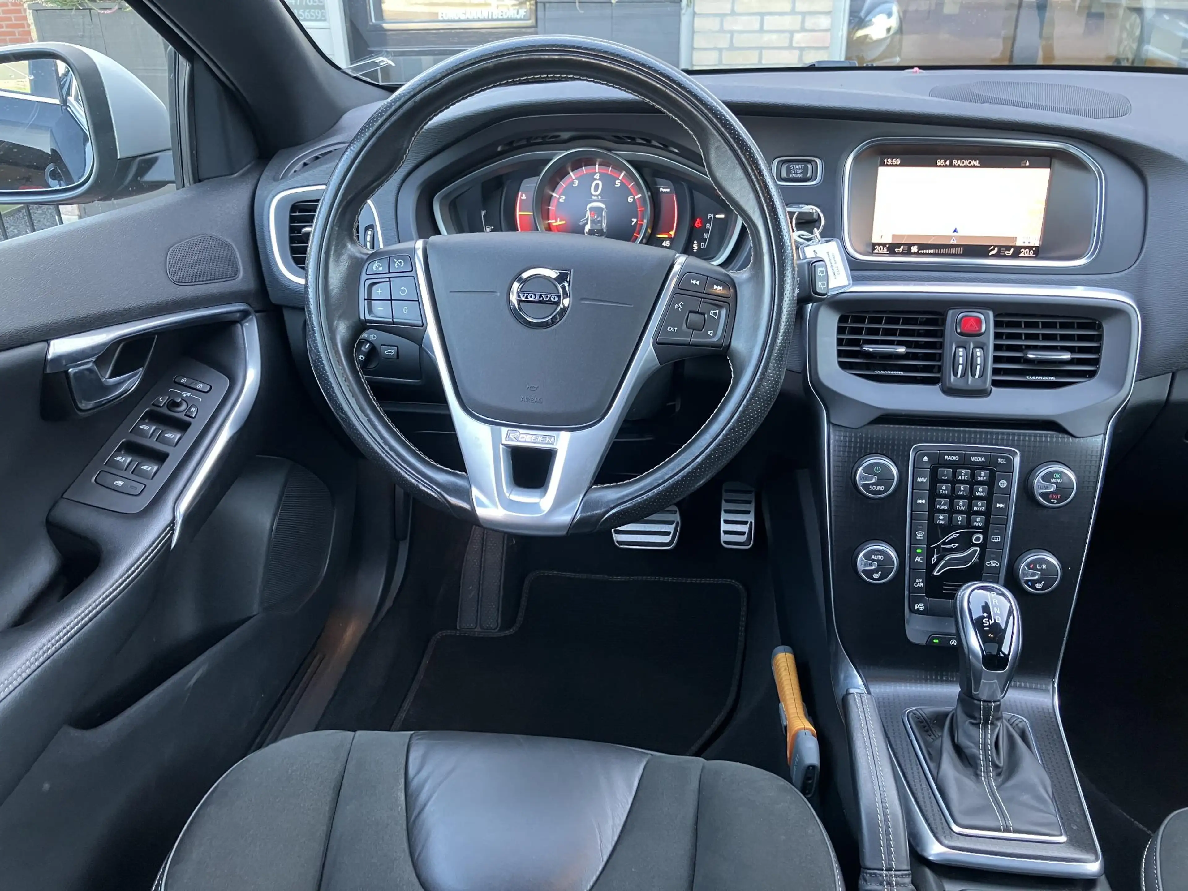 Volvo V40 1.5 T3 Polar+ Sport | R-Design | Pano | Leder | NA — photo 20