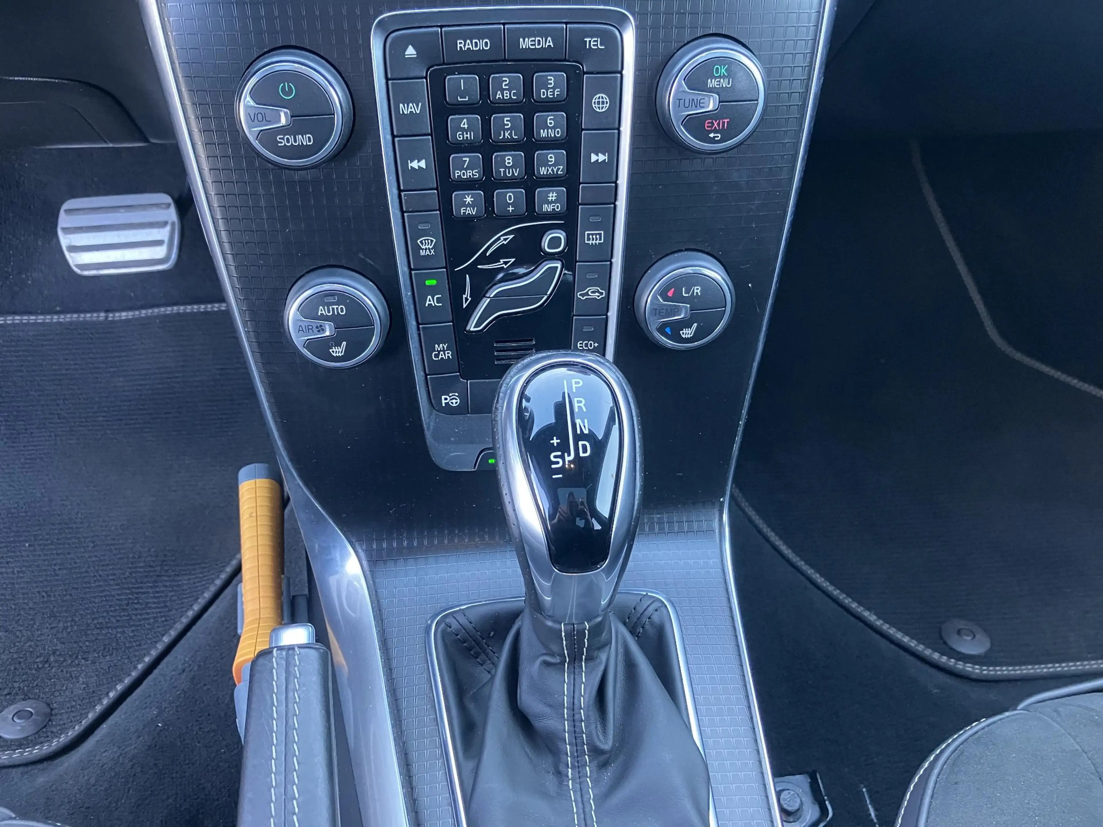Volvo V40 1.5 T3 Polar+ Sport | R-Design | Pano | Leder | NA — photo 29