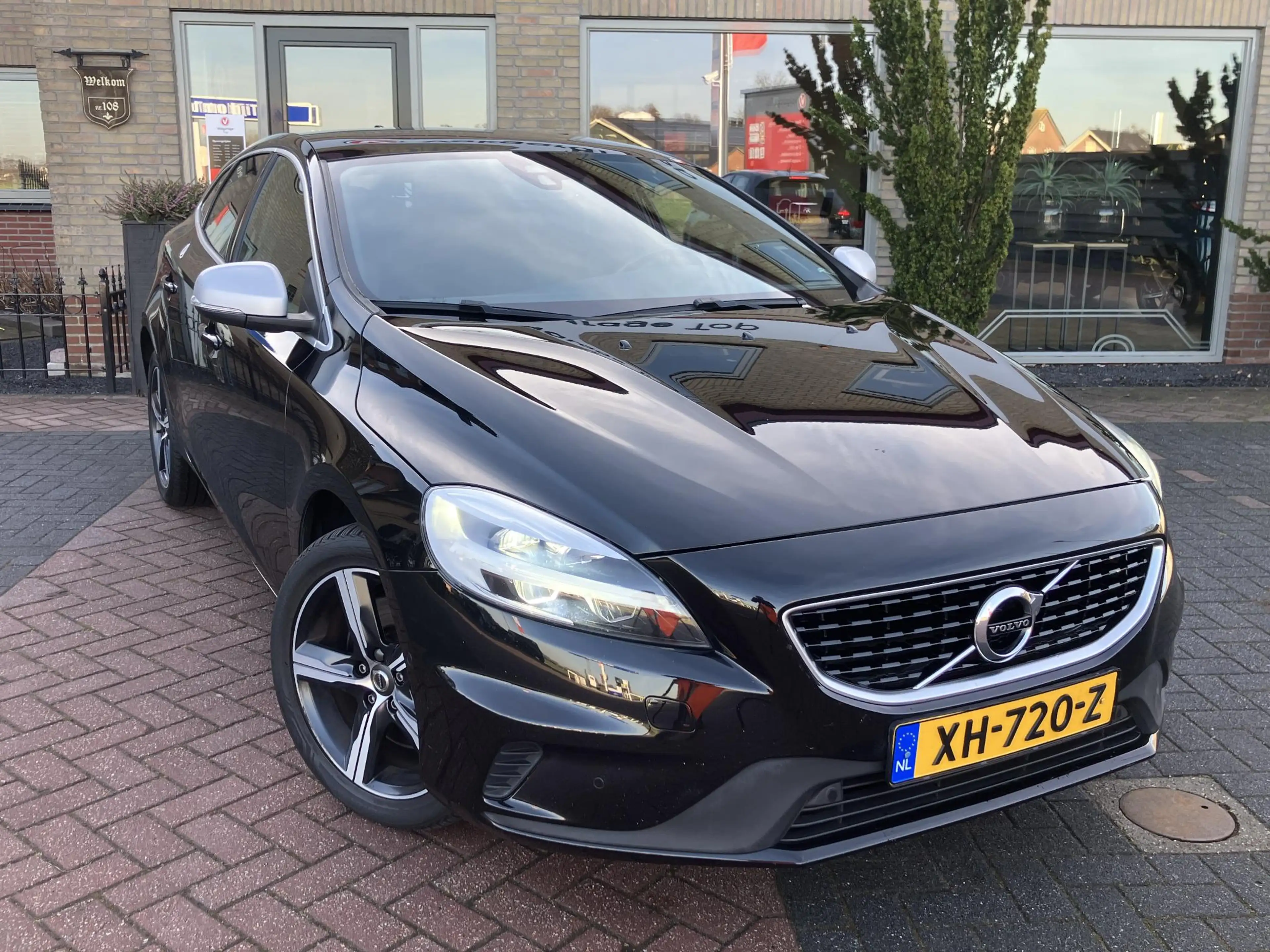 Volvo V40 1.5 T3 Polar+ Sport | R-Design | Pano | Leder | NA — photo 3