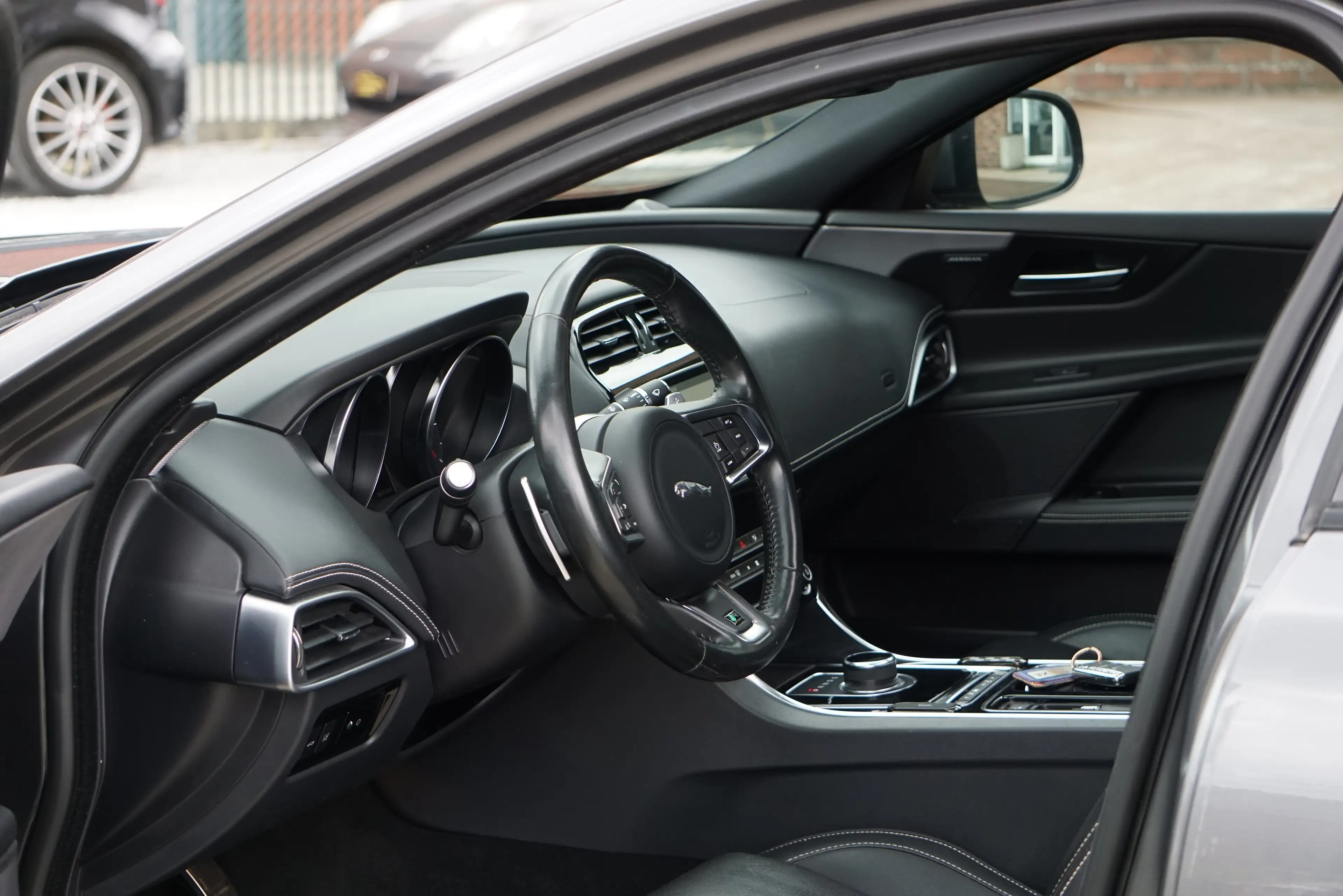 Jaguar XE 2.0D R-SPORT AUTO PANO NAVI-PRO XENON CAM CARNET — photo 7