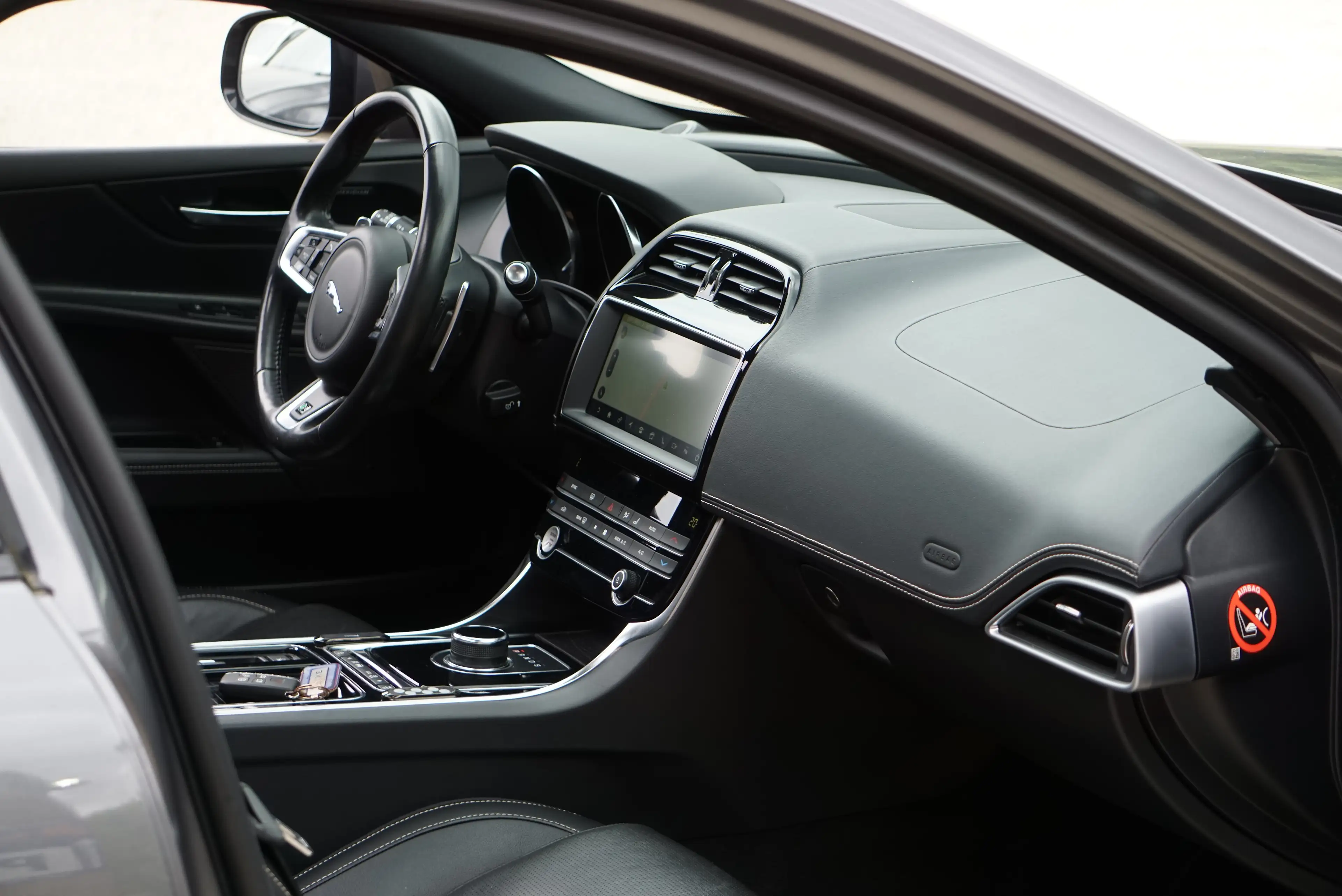 Jaguar XE 2.0D R-SPORT AUTO PANO NAVI-PRO XENON CAM CARNET — photo 13
