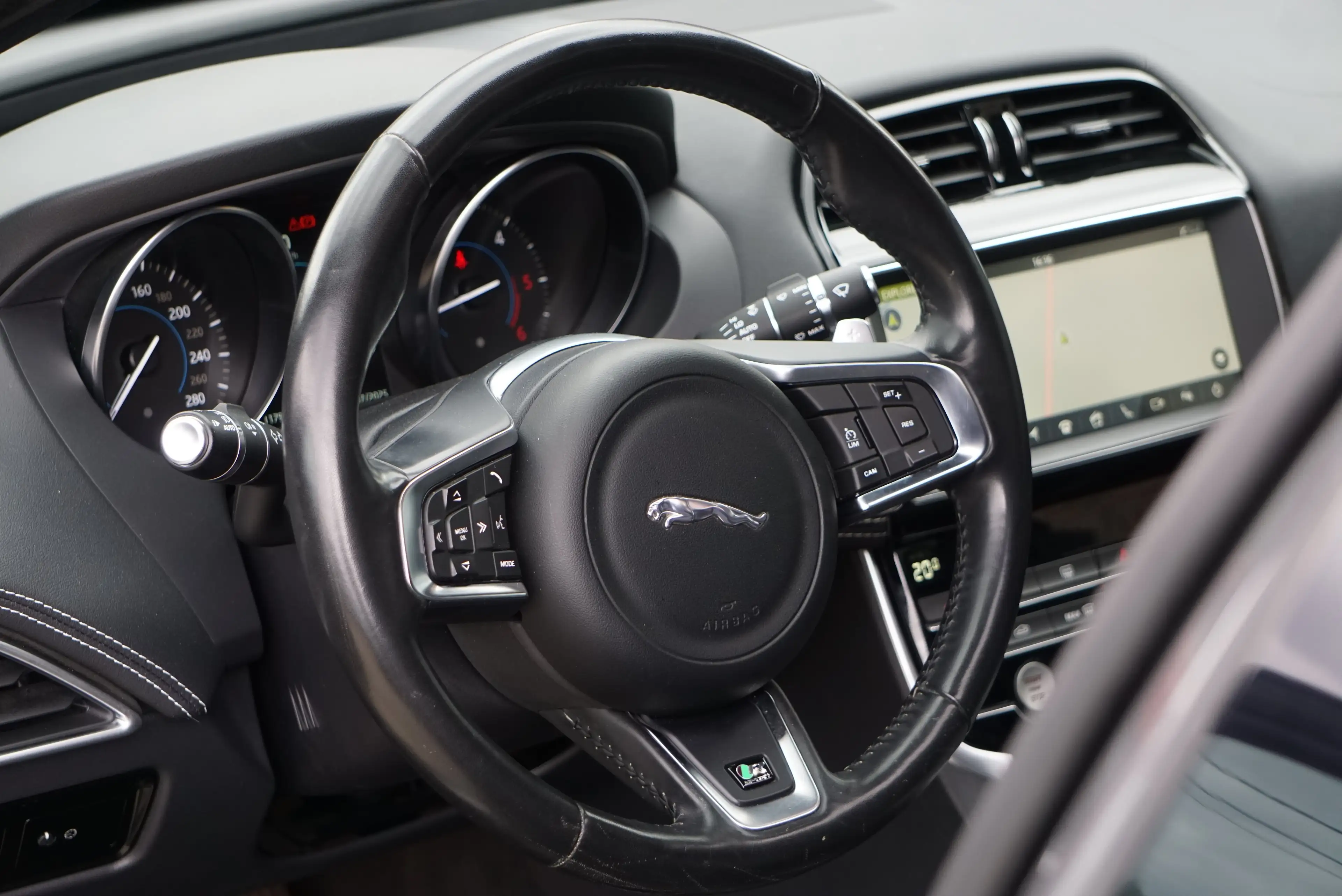 Jaguar XE 2.0D R-SPORT AUTO PANO NAVI-PRO XENON CAM CARNET — photo 8