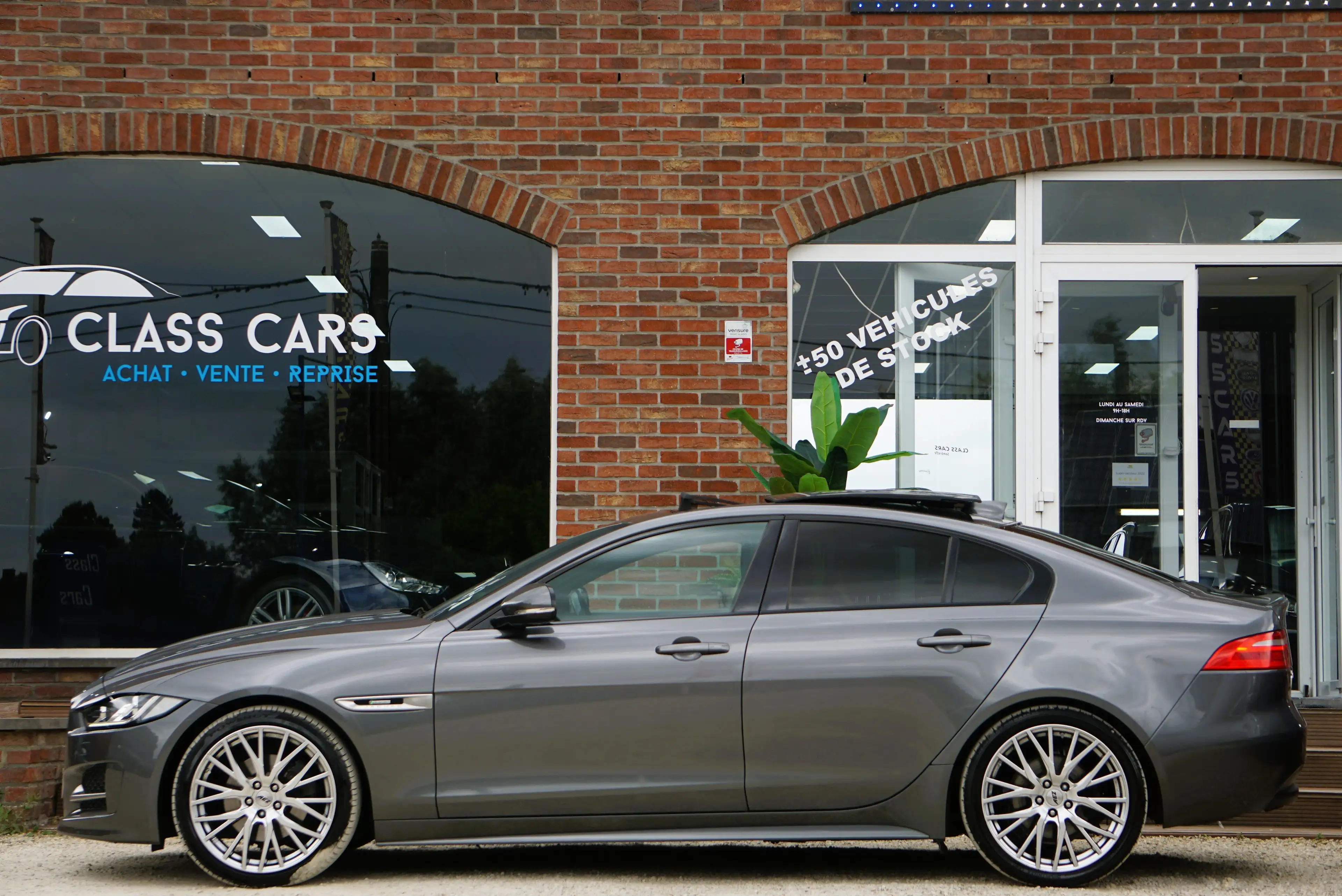 Jaguar XE 2.0D R-SPORT AUTO PANO NAVI-PRO XENON CAM CARNET — photo 6