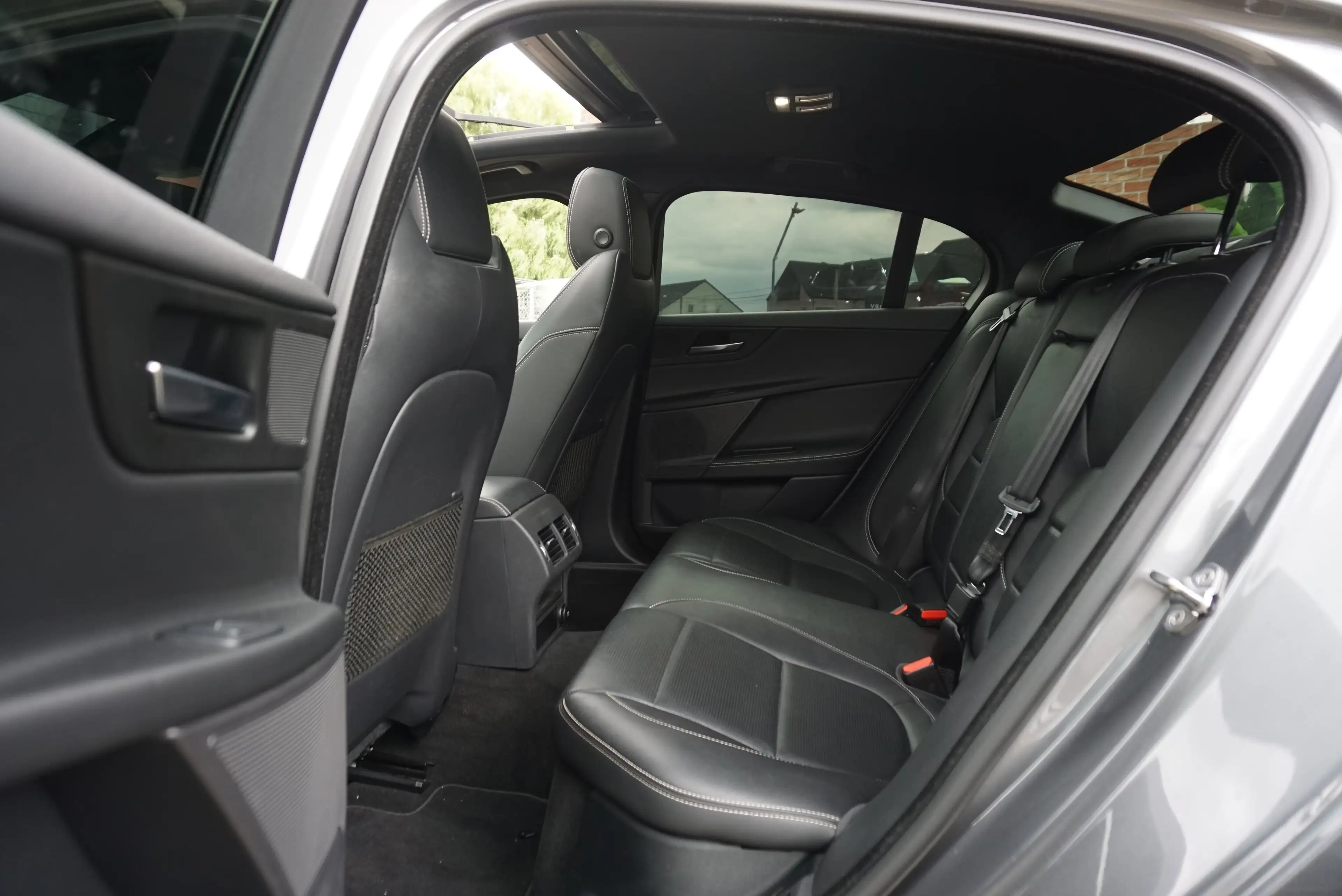 Jaguar XE 2.0D R-SPORT AUTO PANO NAVI-PRO XENON CAM CARNET — photo 11