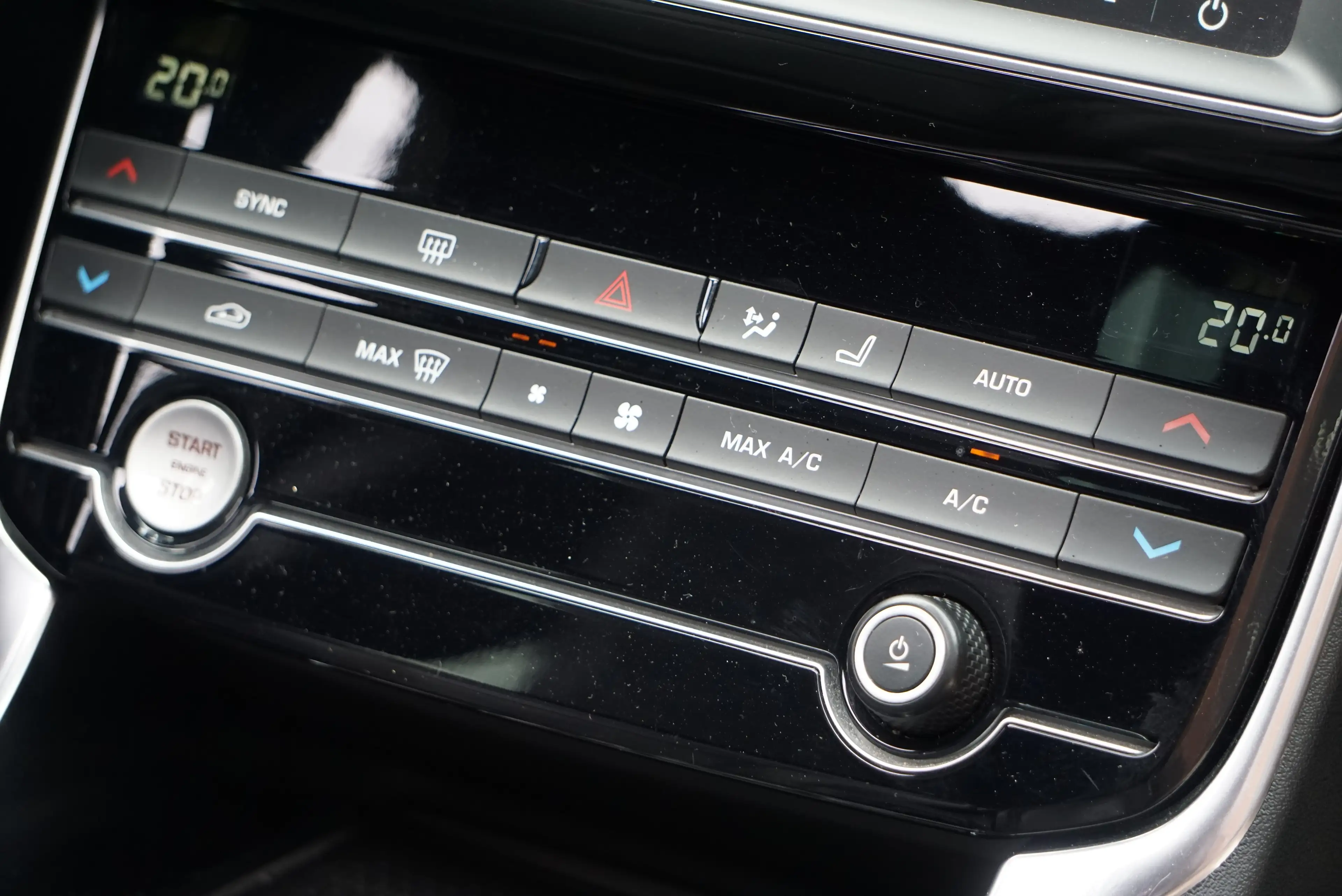 Jaguar XE 2.0D R-SPORT AUTO PANO NAVI-PRO XENON CAM CARNET — photo 15