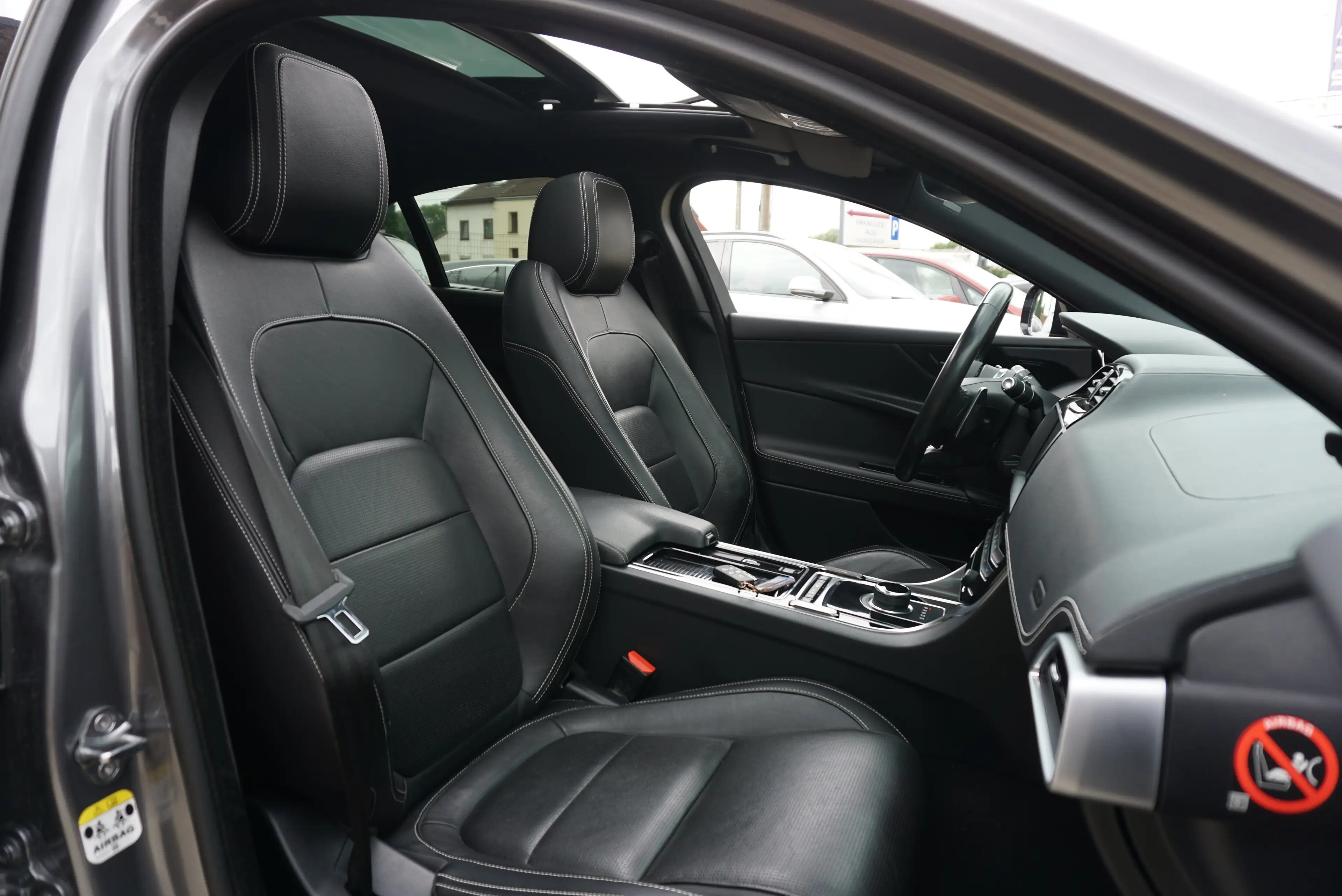 Jaguar XE 2.0D R-SPORT AUTO PANO NAVI-PRO XENON CAM CARNET — photo 12