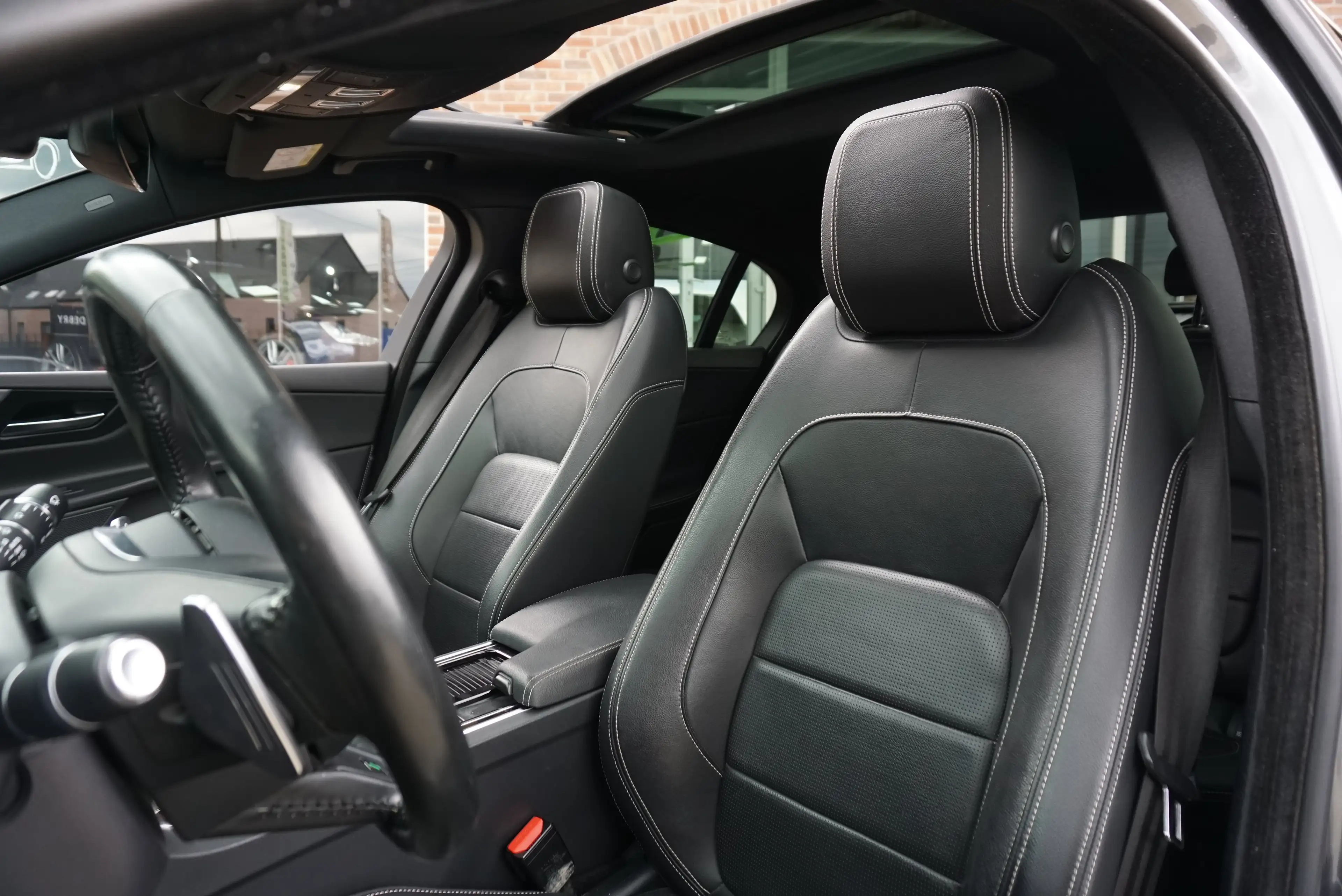 Jaguar XE 2.0D R-SPORT AUTO PANO NAVI-PRO XENON CAM CARNET — photo 9