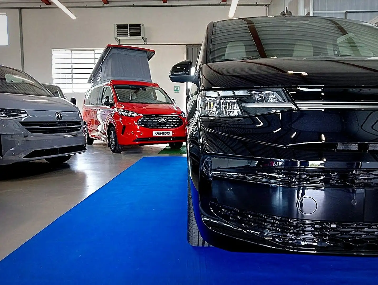 Volkswagen T7 Multivan PHEV LIFE 4MOTION 4X4 18" VIS A VIS NUOVO PRONTA Nero - 2