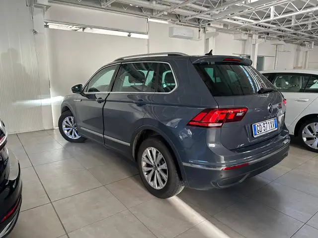 Volkswagen Tiguan view 4