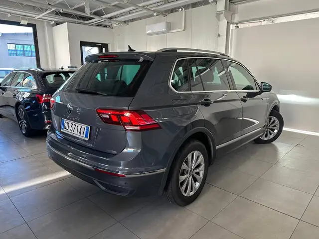 Volkswagen Tiguan view 2