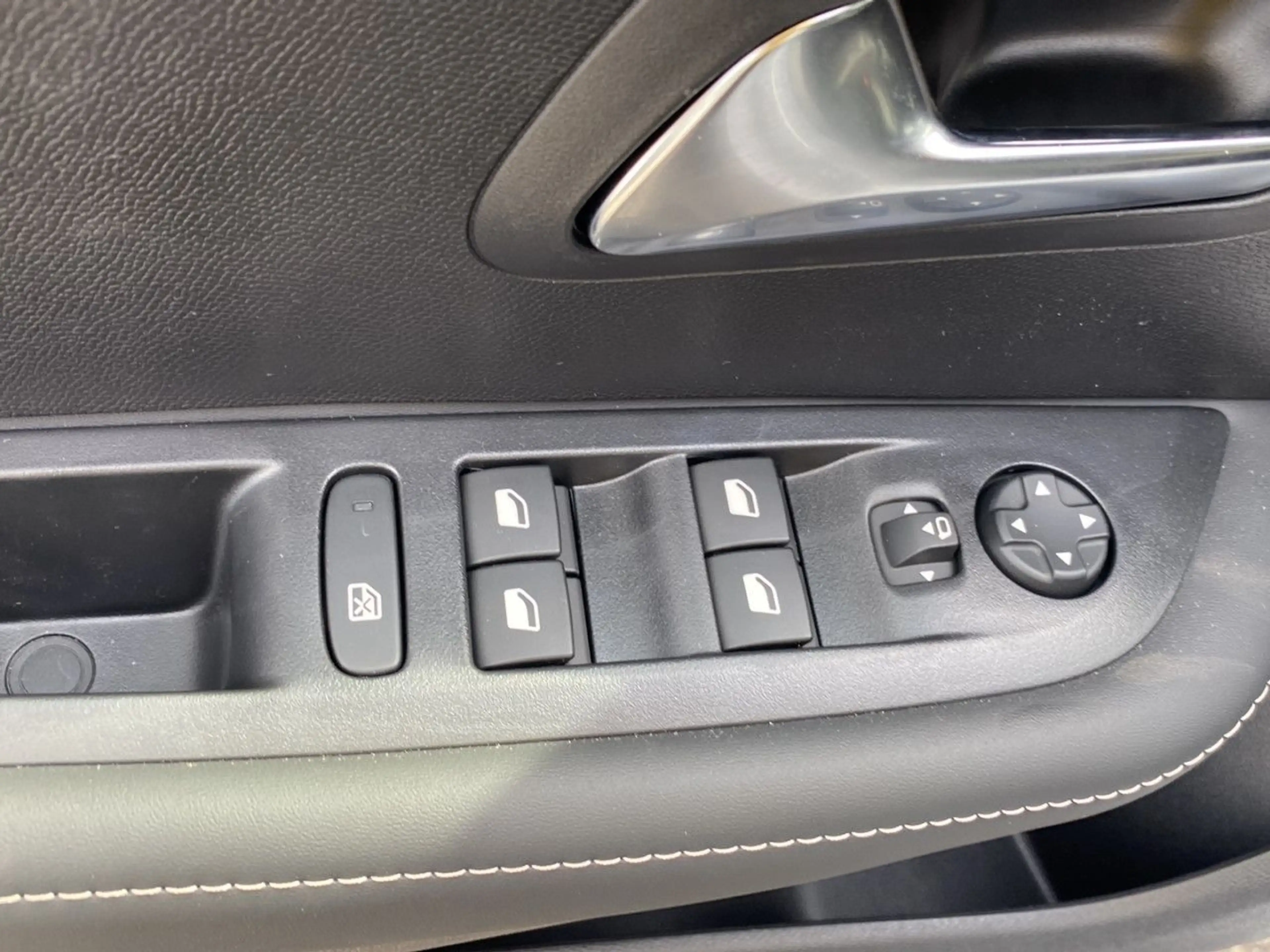 Peugeot 208 Allure LED Klima Einparkhilfe el. Fenster — photo 8