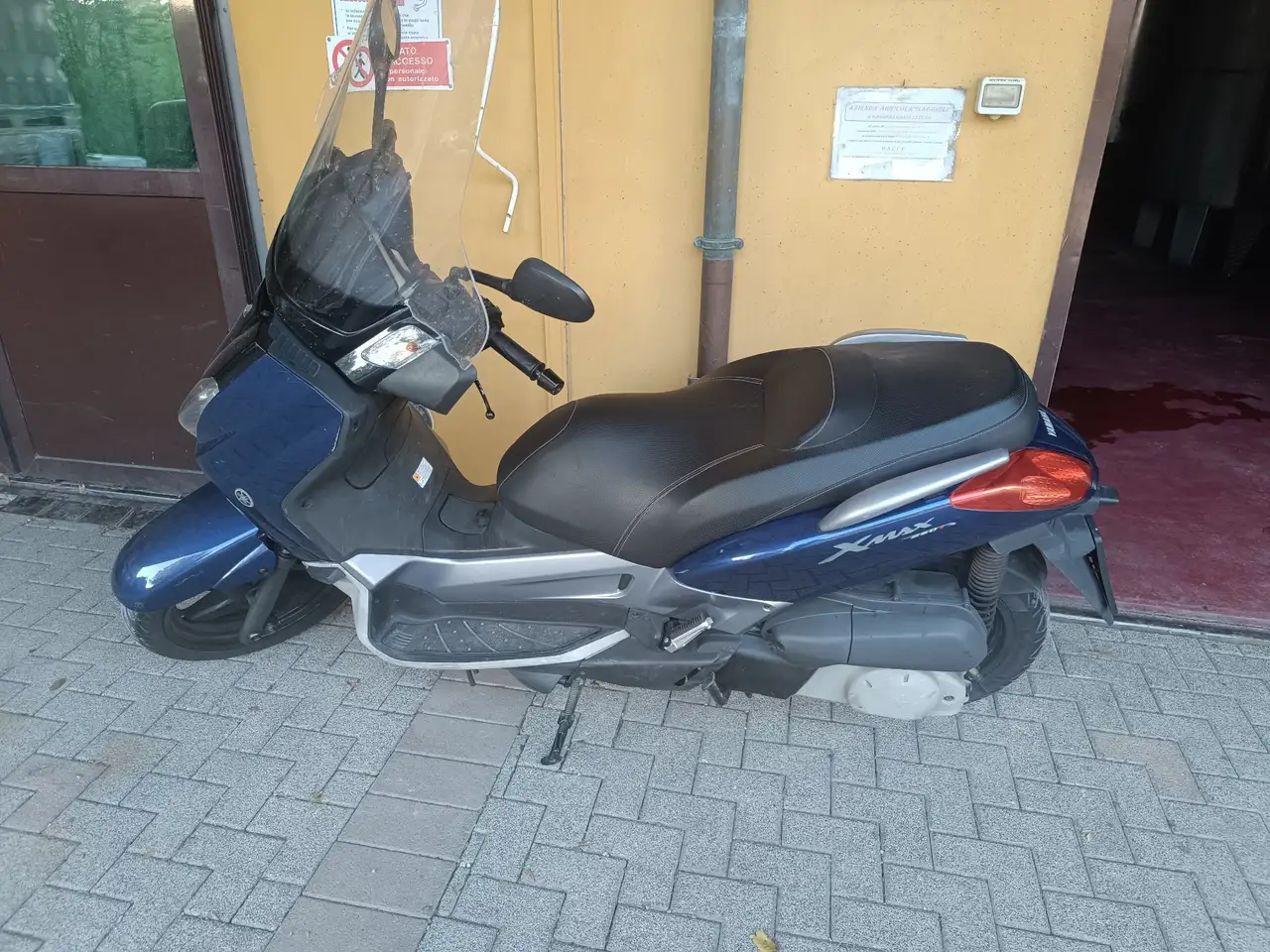 Yamaha X-Max 250