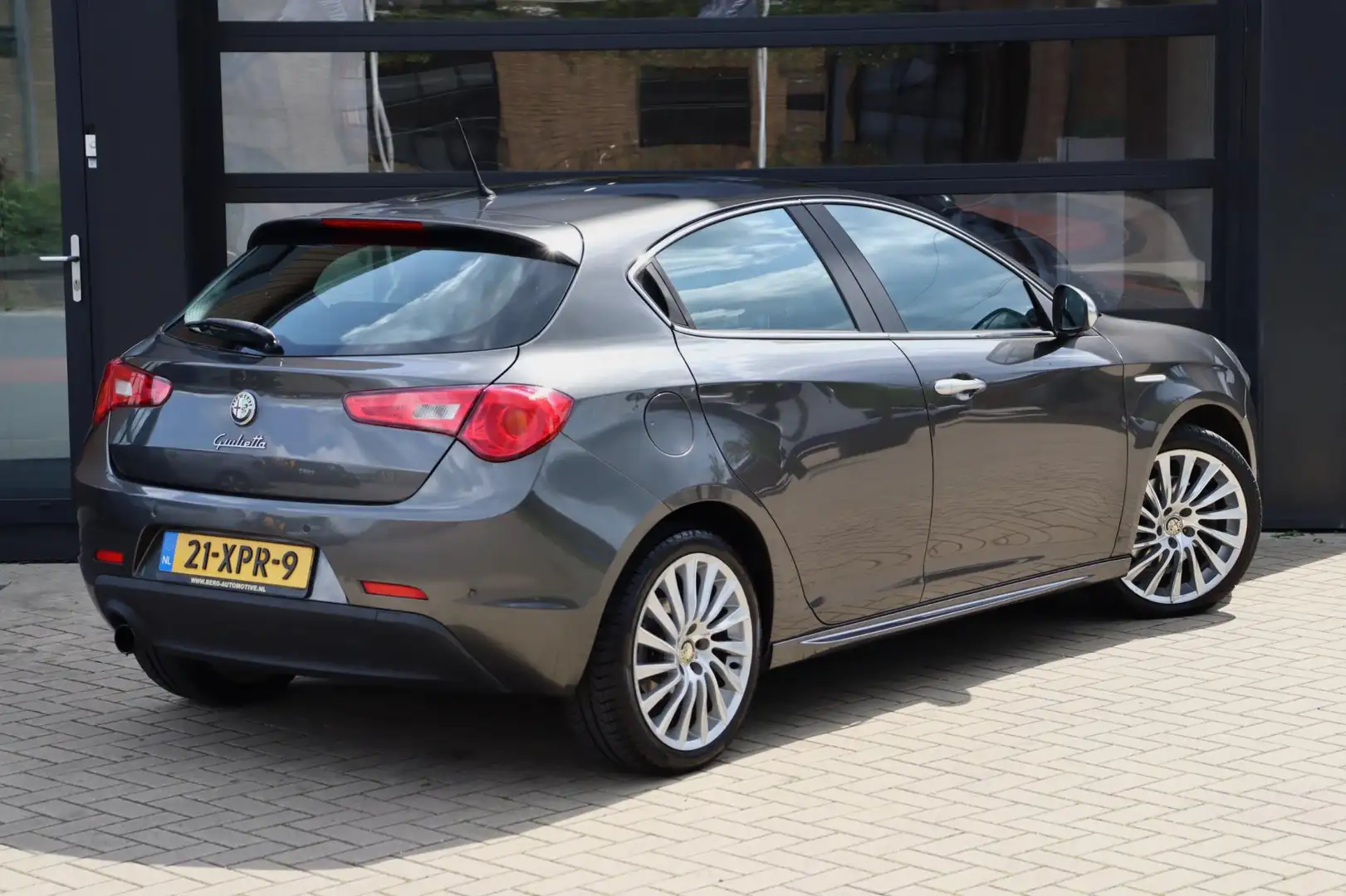 Alfa Romeo Giulietta 1.4 T Distinctive | NAP | Automaat | Climate | Ele Grijs - 2