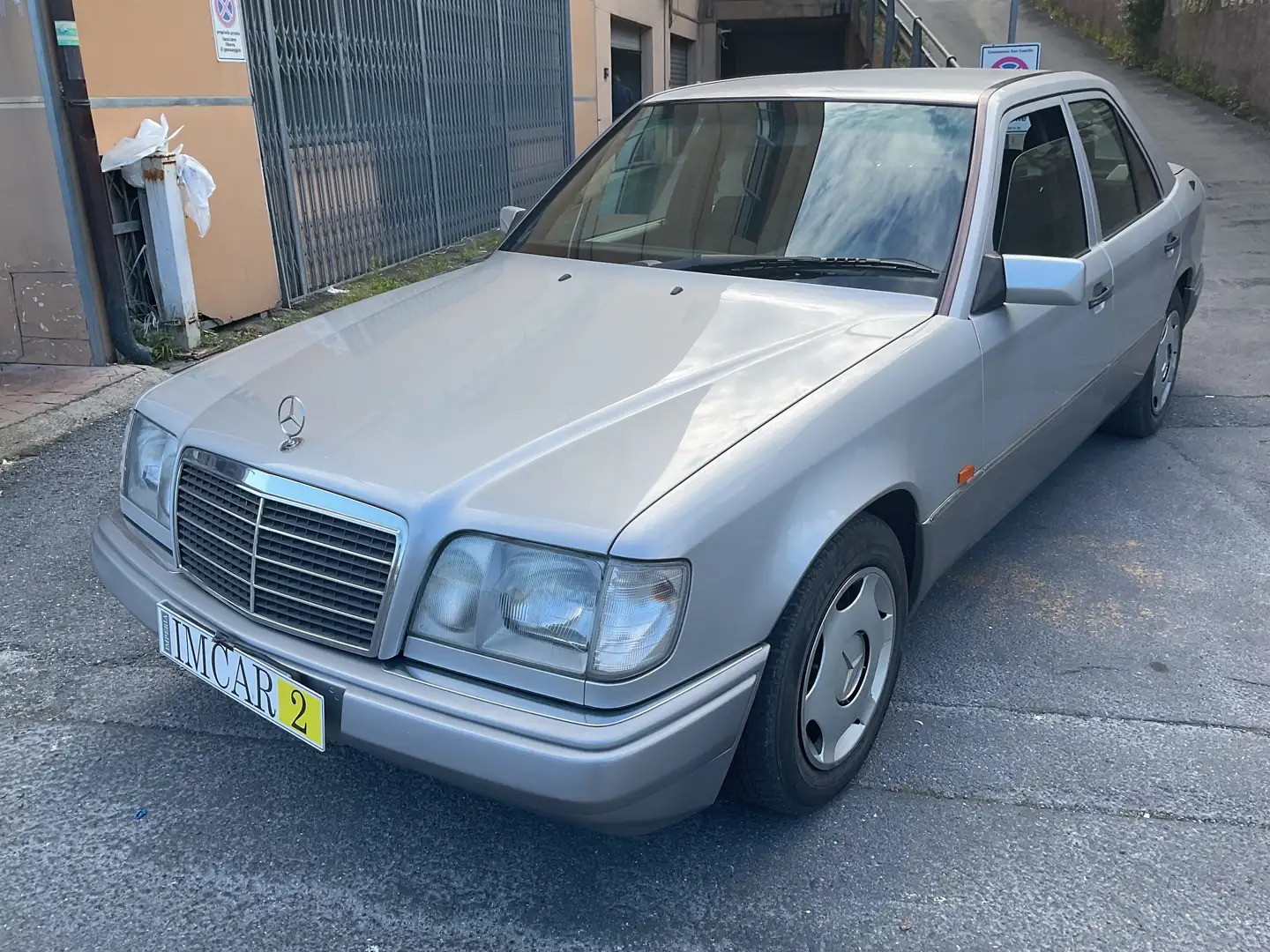 Mercedes-Benz E 200 Plateado - 1