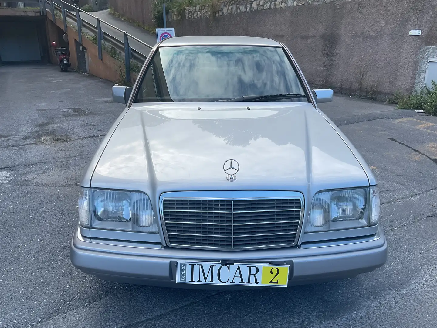 Mercedes-Benz E 200 Plateado - 2