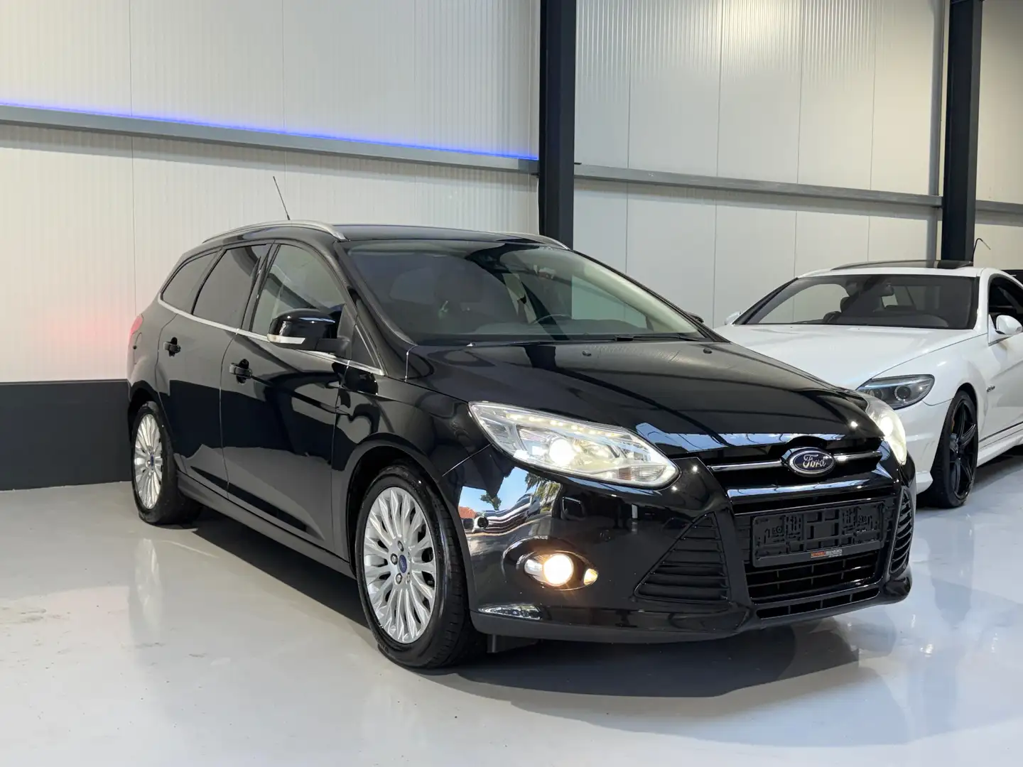 Ford Focus 1.6 Titanium XENON AHK TEMPOMAT MFL KLIMAAUT SHZ Schwarz - 1