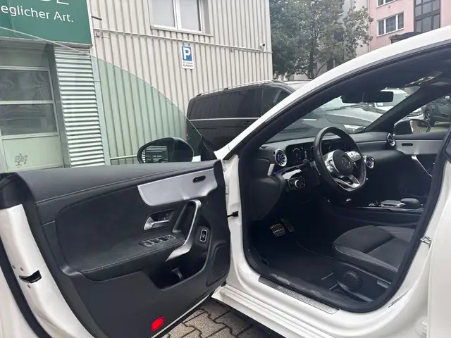 Mercedes-Benz 250 view 7