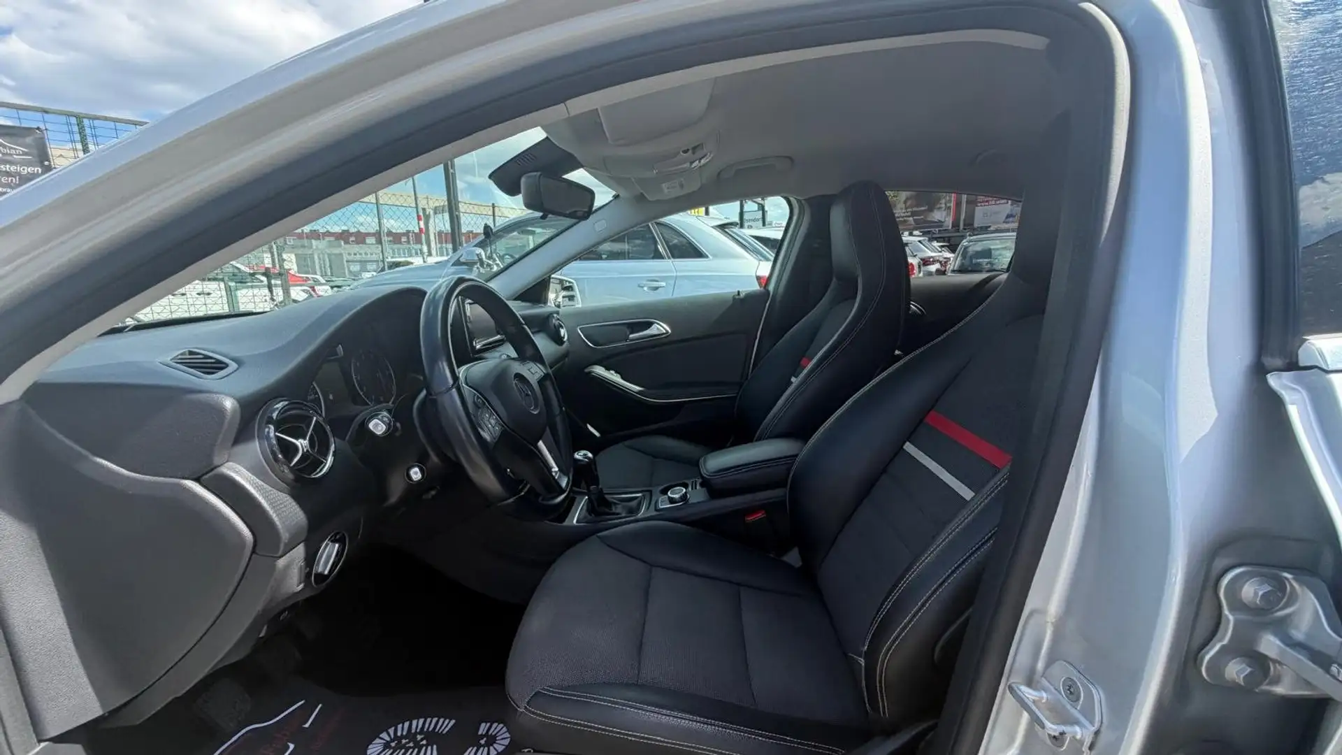Mercedes-Benz A 180 122PS Neues Pickerl Teil-Leder Xenon ParkAssistent Silber - 2