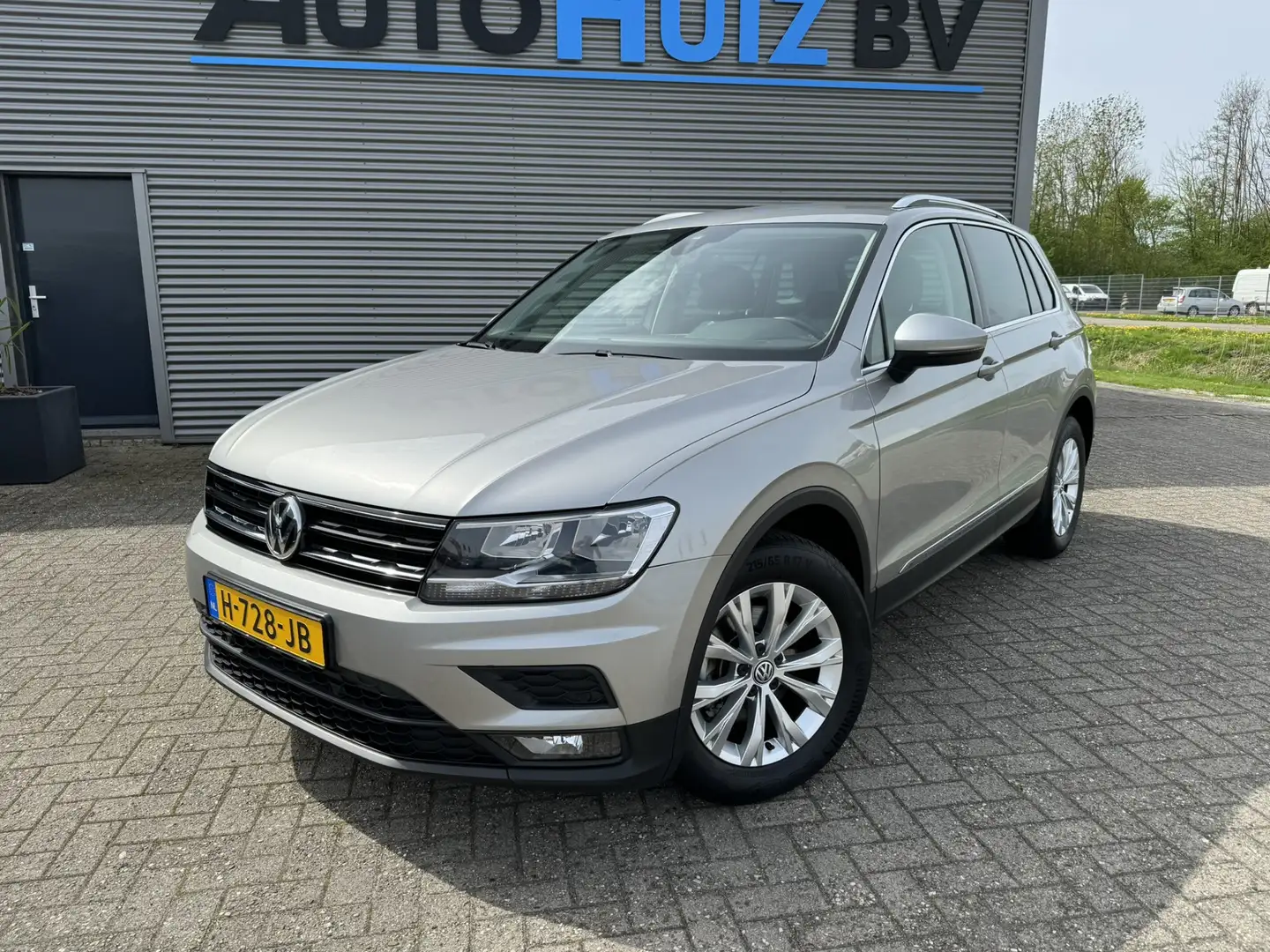 Volkswagen Tiguan 1.5 TSI ACT Comfortline Business DAB PDC Climate c Grijs - 2