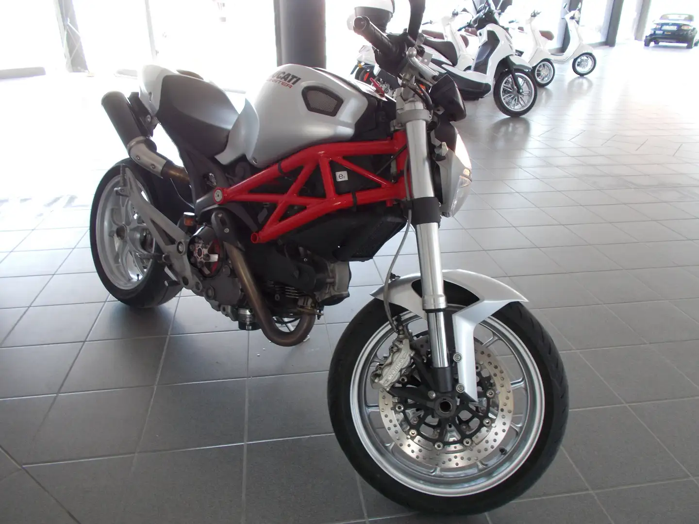 Ducati Monster 1100 Срібний - 2