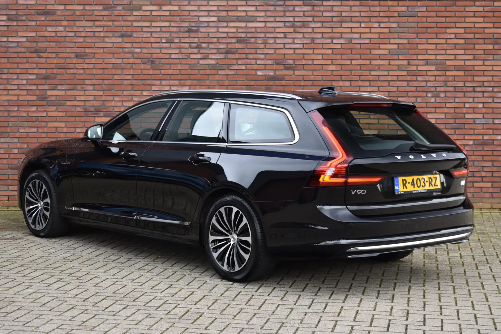 Volvo V90 T6 350PK Plug-in hybrid AWD Core Bright Long Range Zwart - 2
