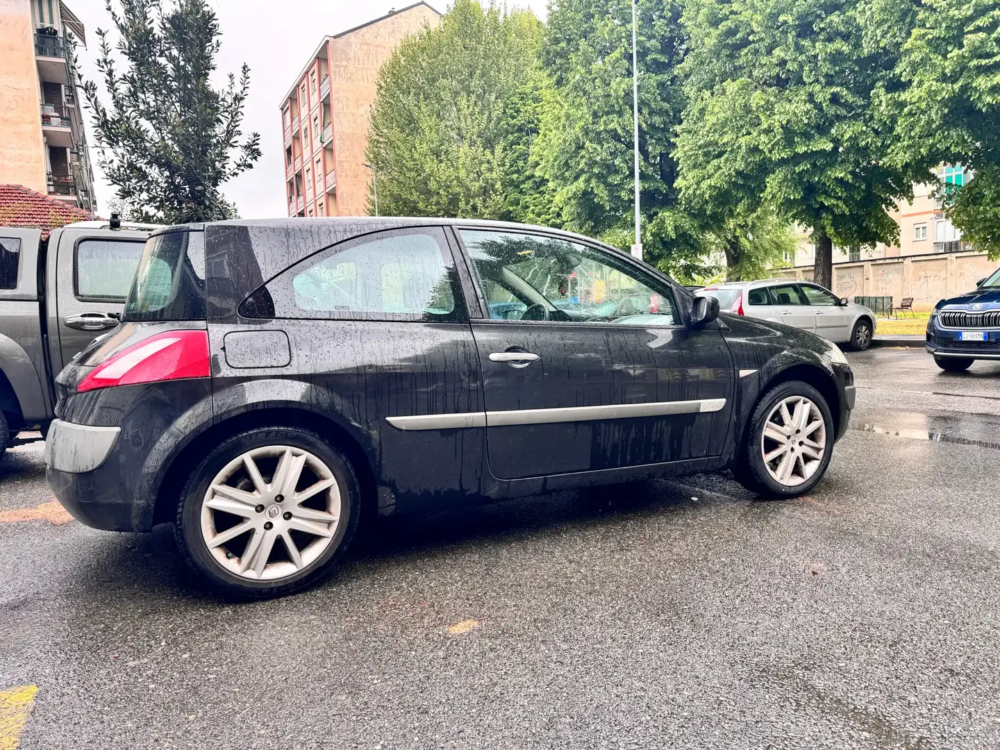 Renault Megane 3p 1.9 dci Luxe Privilege crna - 2