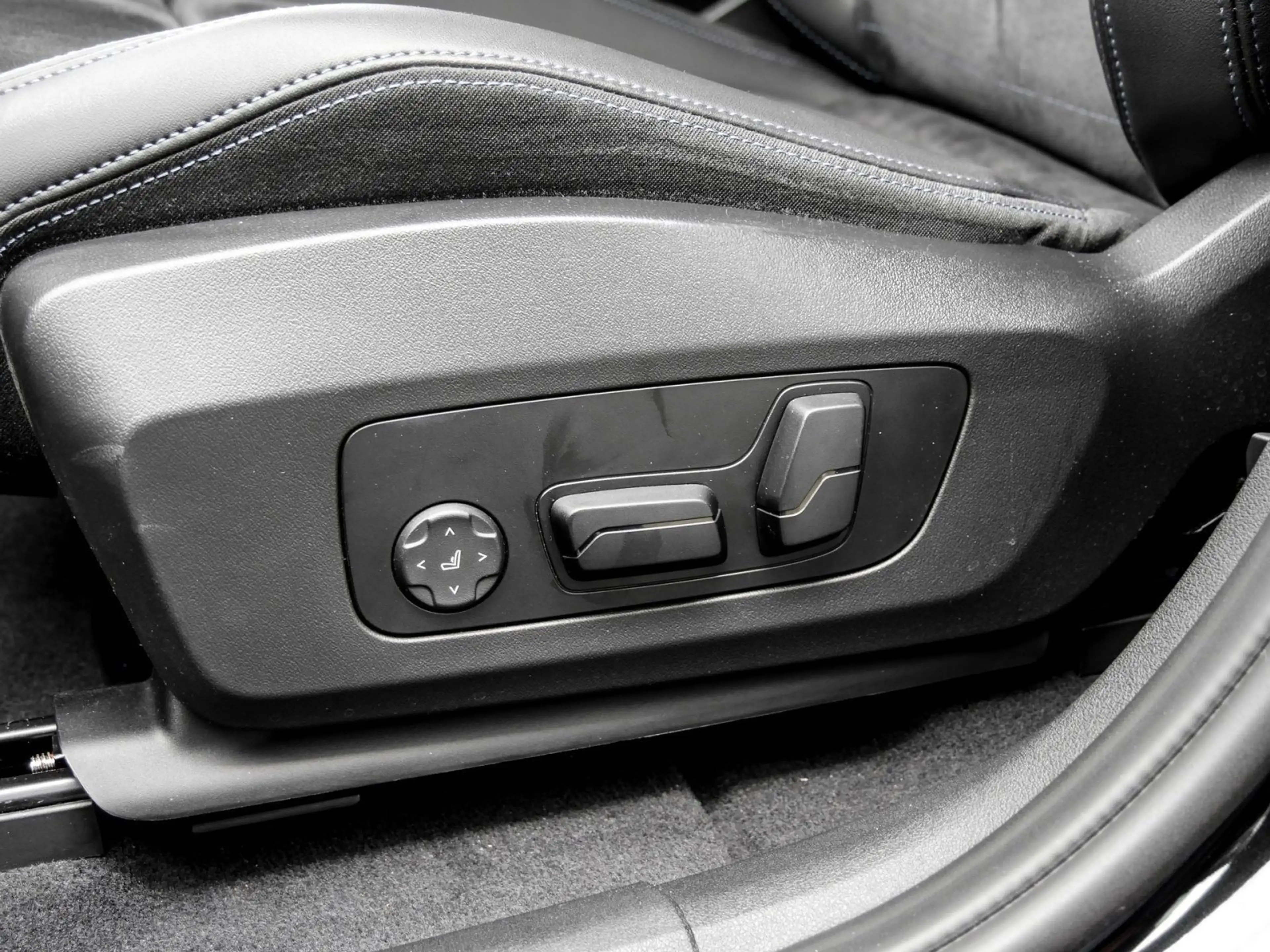 BMW iX1 xDrive30 M SPORT+PANO+H/K+HuD+DA PROF+360° — photo 15