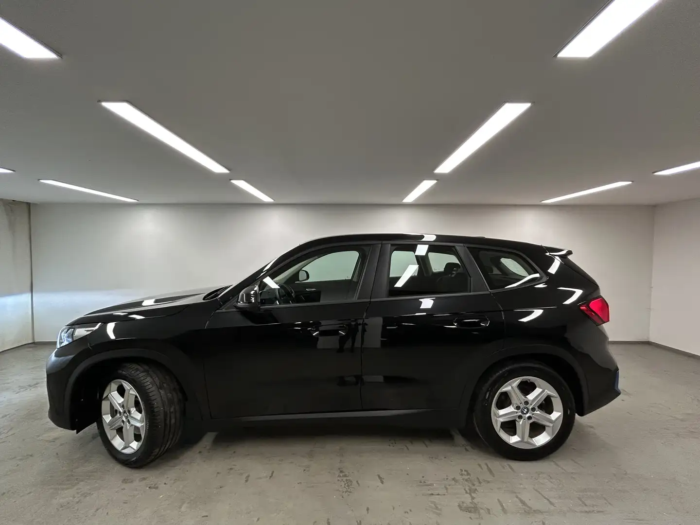 BMW iX1 xDrive30 Head-Up DAB LED Komfortzg. AHK Shz Чорний - 2