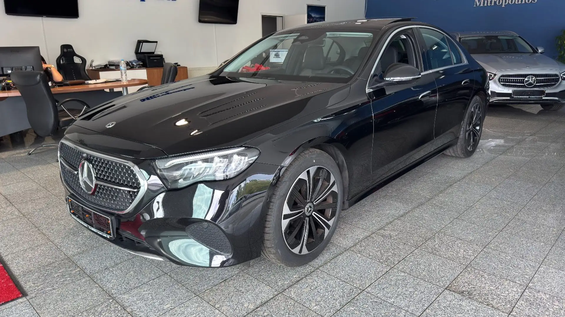 Mercedes-Benz E 220 d Avantgarde Advanced|Panorama|DISTRONIC| Schwarz - 2