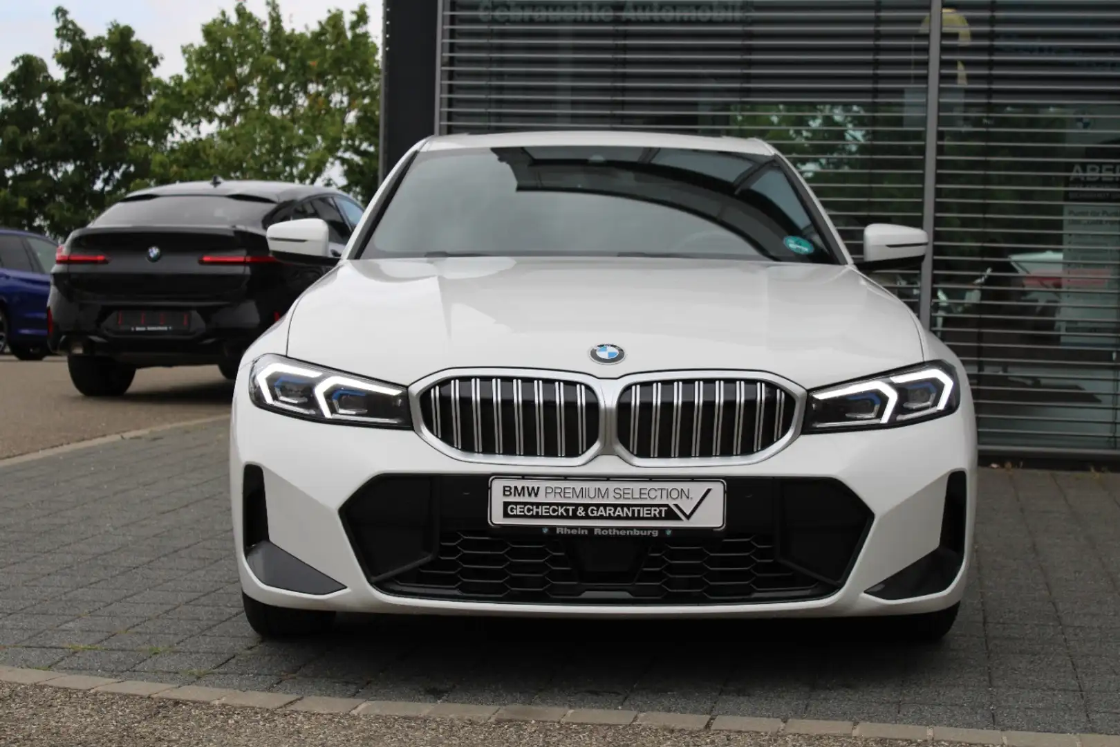 BMW 320 i Limo M Sport LIVE HeadUp S-Dach ACC AHK DAB Weiß - 2