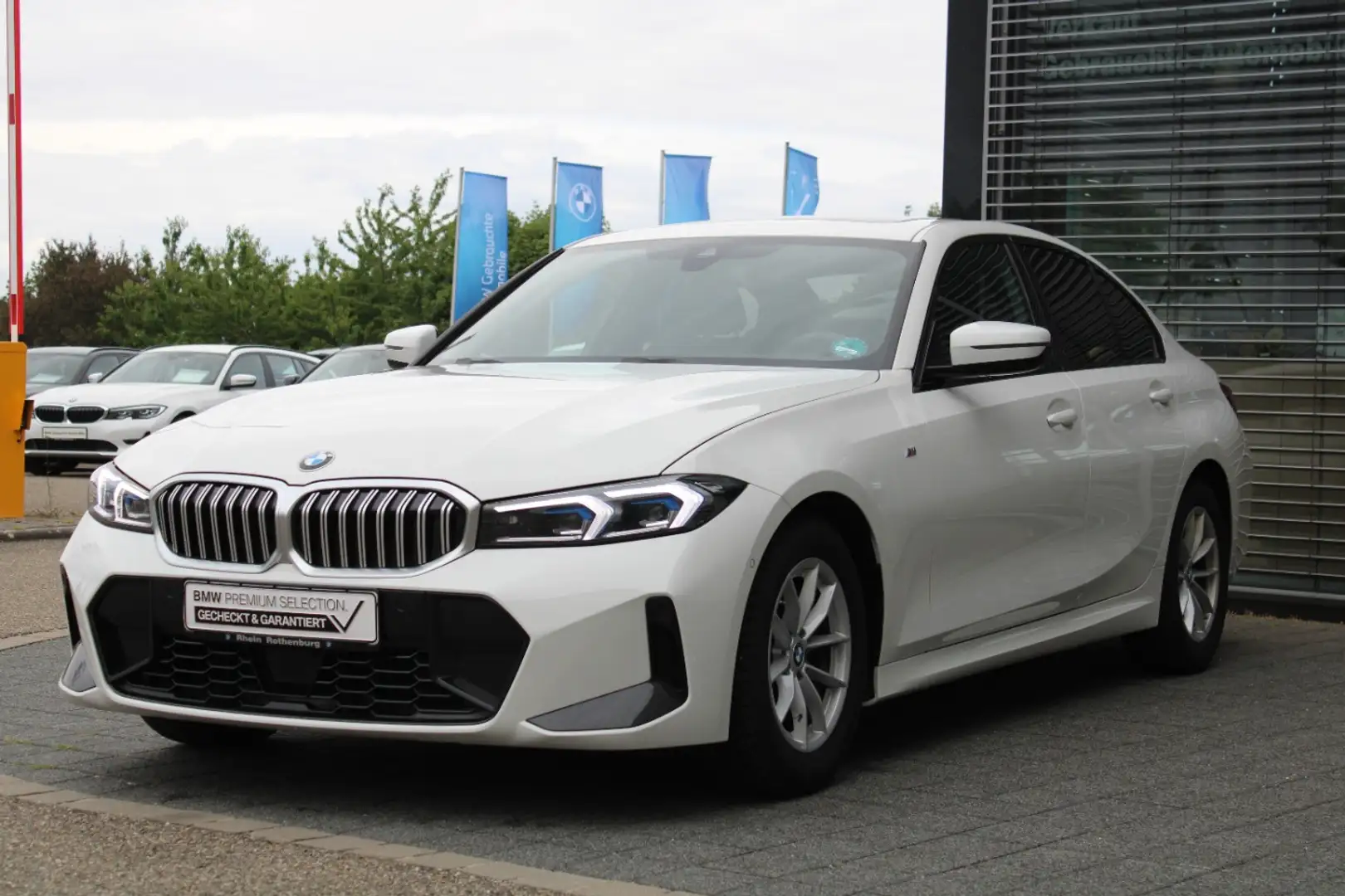 BMW 320 i Limo M Sport LIVE HeadUp S-Dach ACC AHK DAB Weiß - 1