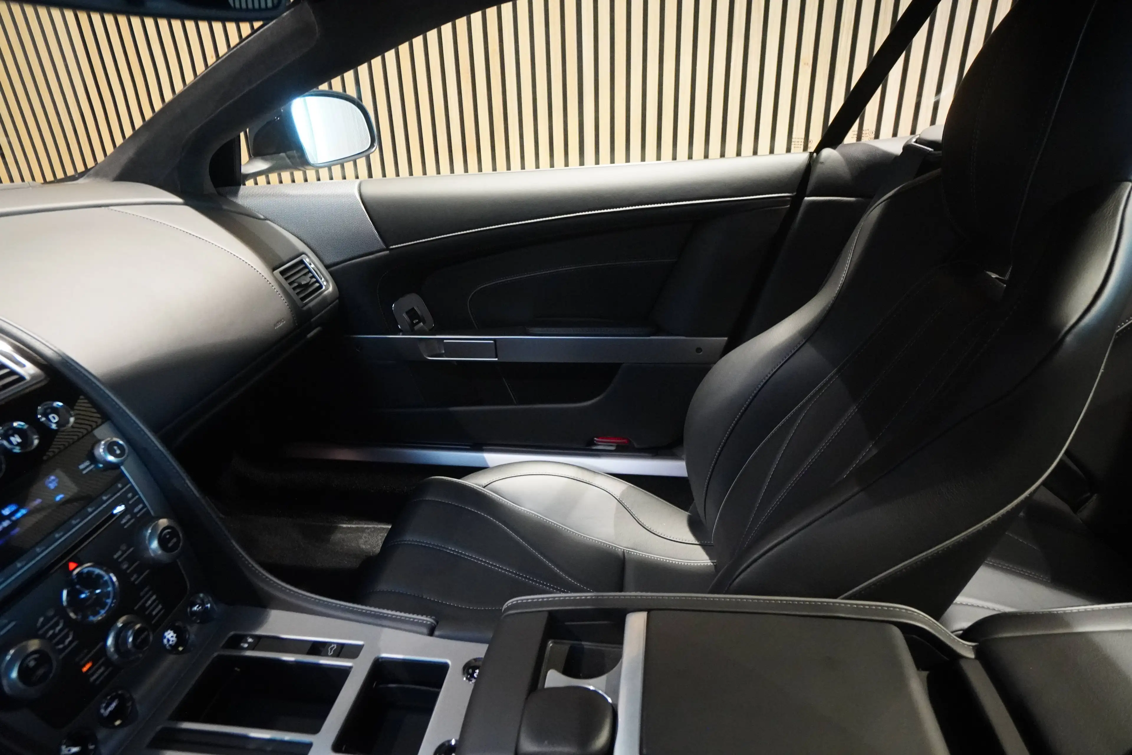 Aston Martin DB9 Coupe V12 6.0 -BRD-U-frei-1 HD-Orig. 15 TKM — photo 8
