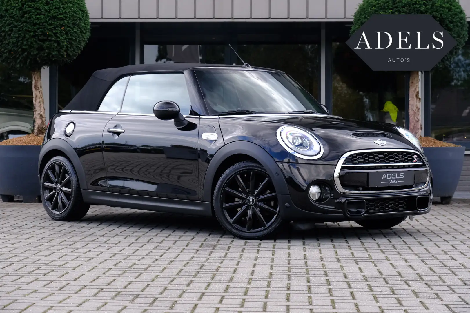 MINI Cooper S Cabrio Mini 2.0 192PK Chili Serious Business Harman Kardo Černá - 1