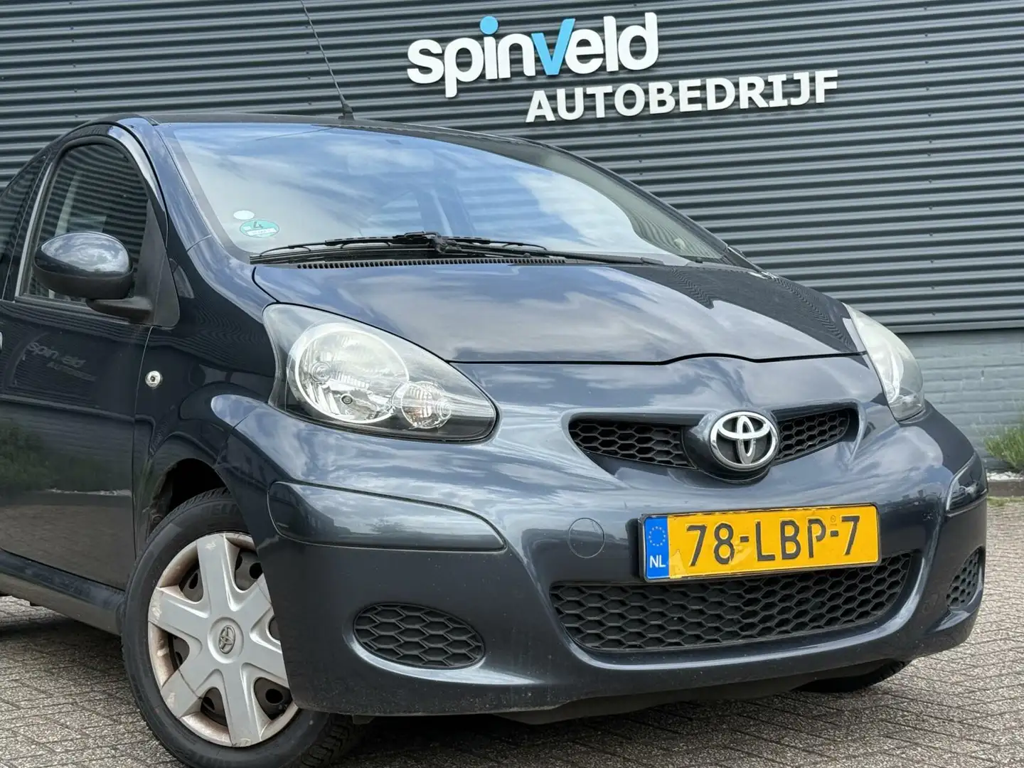 Toyota Aygo 1.0-12V Comfort BJ`10 NAP NL Airco 3drs Elekpakket Grijs - 2