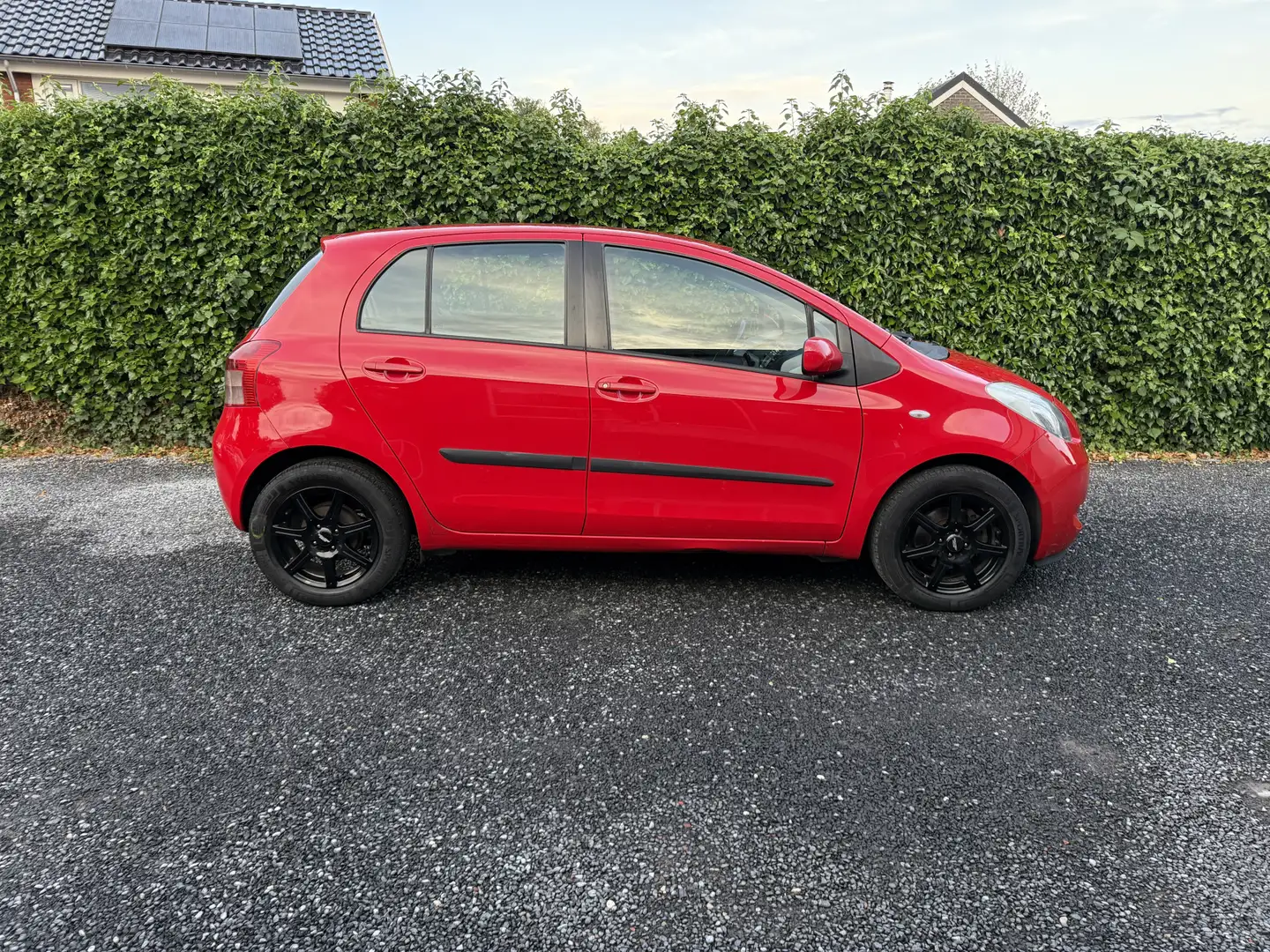 Toyota Yaris 1.3 VVTi Sol | Airco | Elekt. Ramen | LMV | 5 Deur Rouge - 2