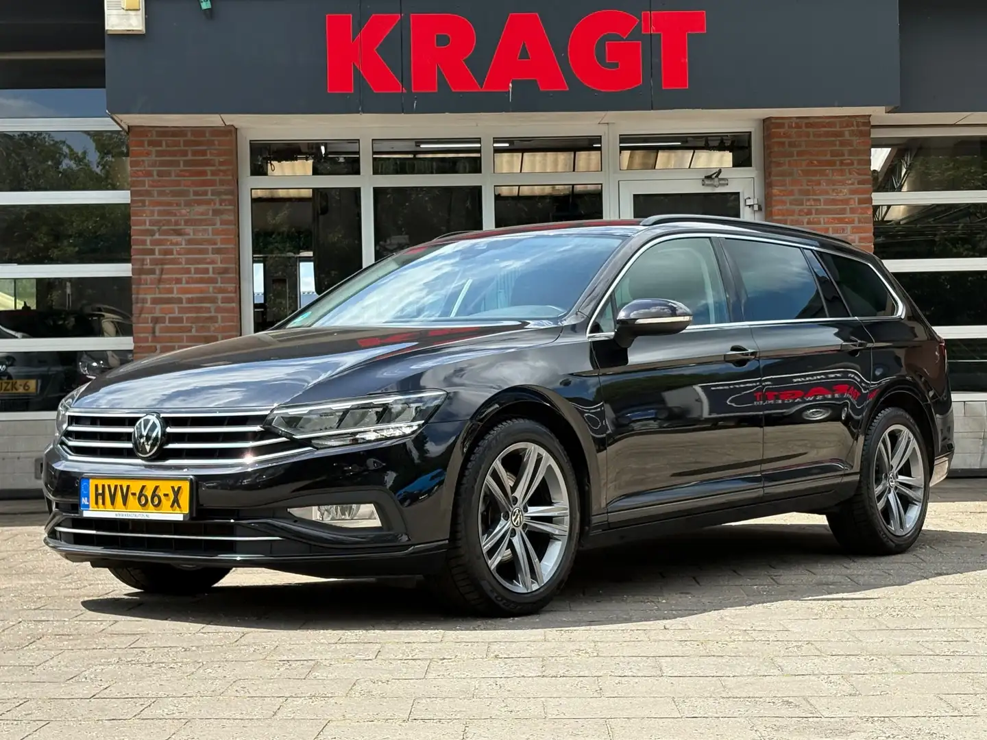 Volkswagen Passat Variant Business 1.5 TSI 150 pk - Automaat - winterpack - Schwarz - 1