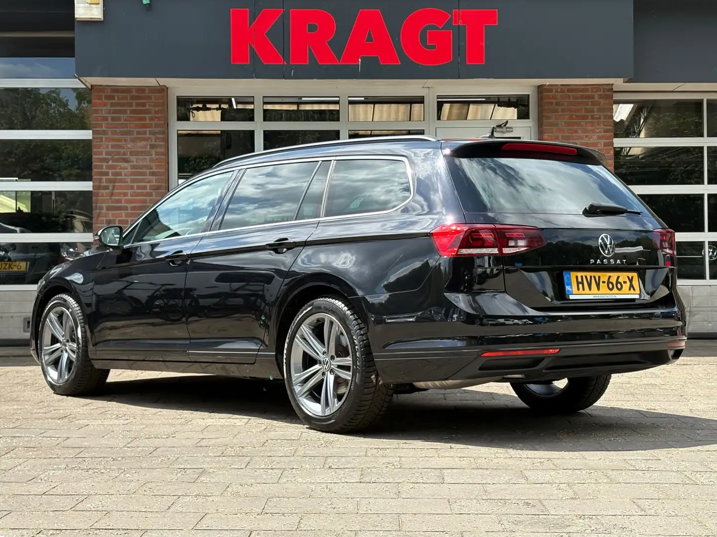 Volkswagen Passat Variant Business 1.5 TSI 150 pk - Automaat - winterpack - Schwarz - 2