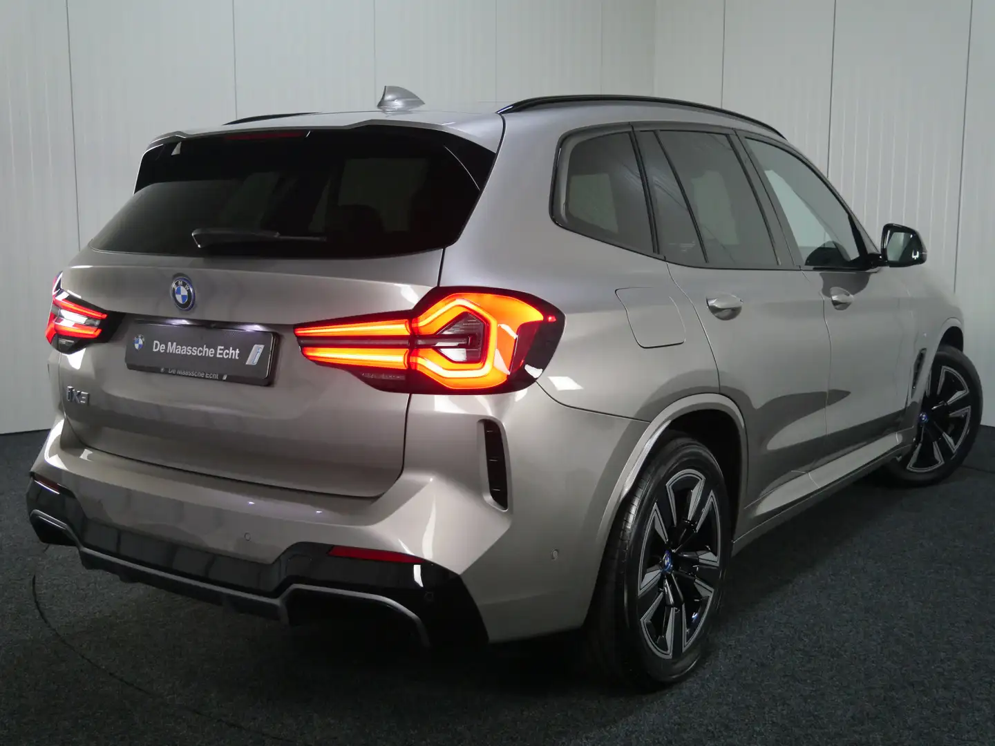 BMW iX3 Executive 80 kWh / Adaptief onderstel / Trekhaak / Grau - 2