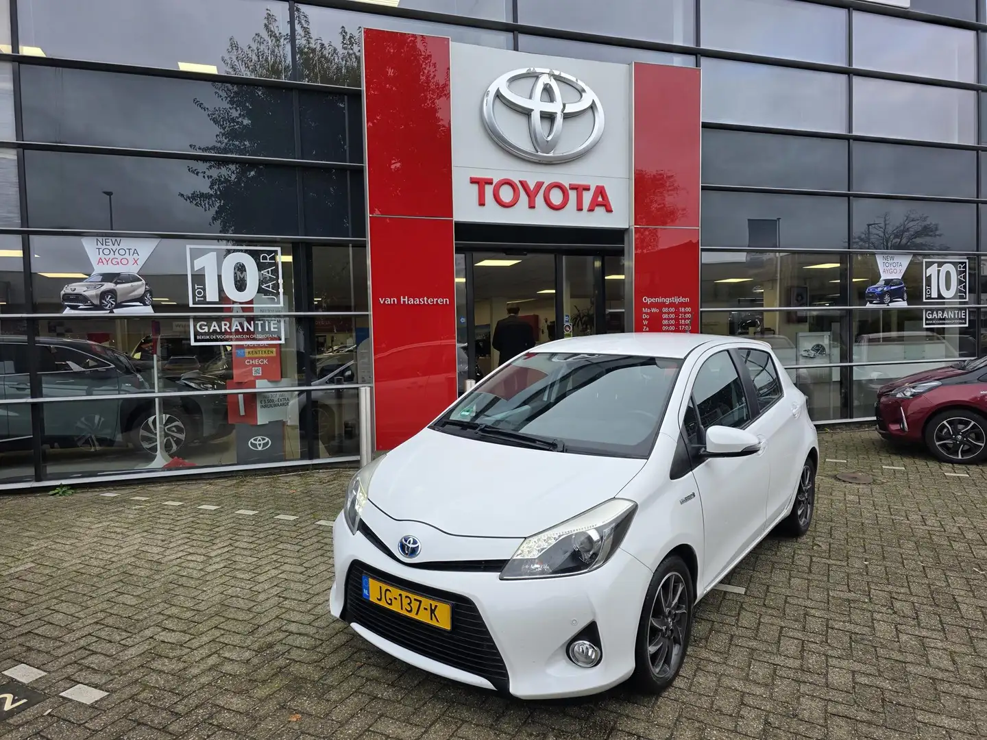 Toyota Yaris 1.5 Full Hybrid 100pk 5D Aut Aspiration Wit - 1