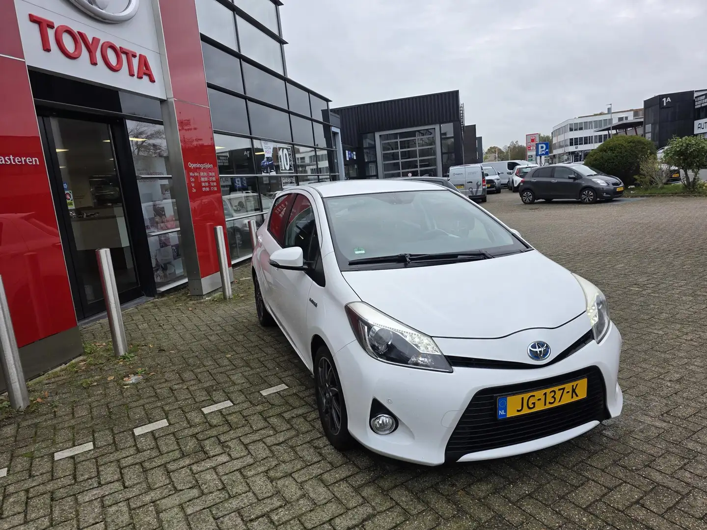 Toyota Yaris 1.5 Full Hybrid 100pk 5D Aut Aspiration Wit - 2