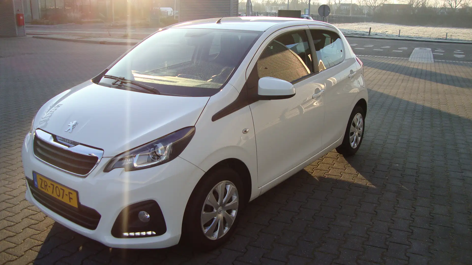 Peugeot 108 1.0 e-VTi 72pk 5D Active Weiß - 1