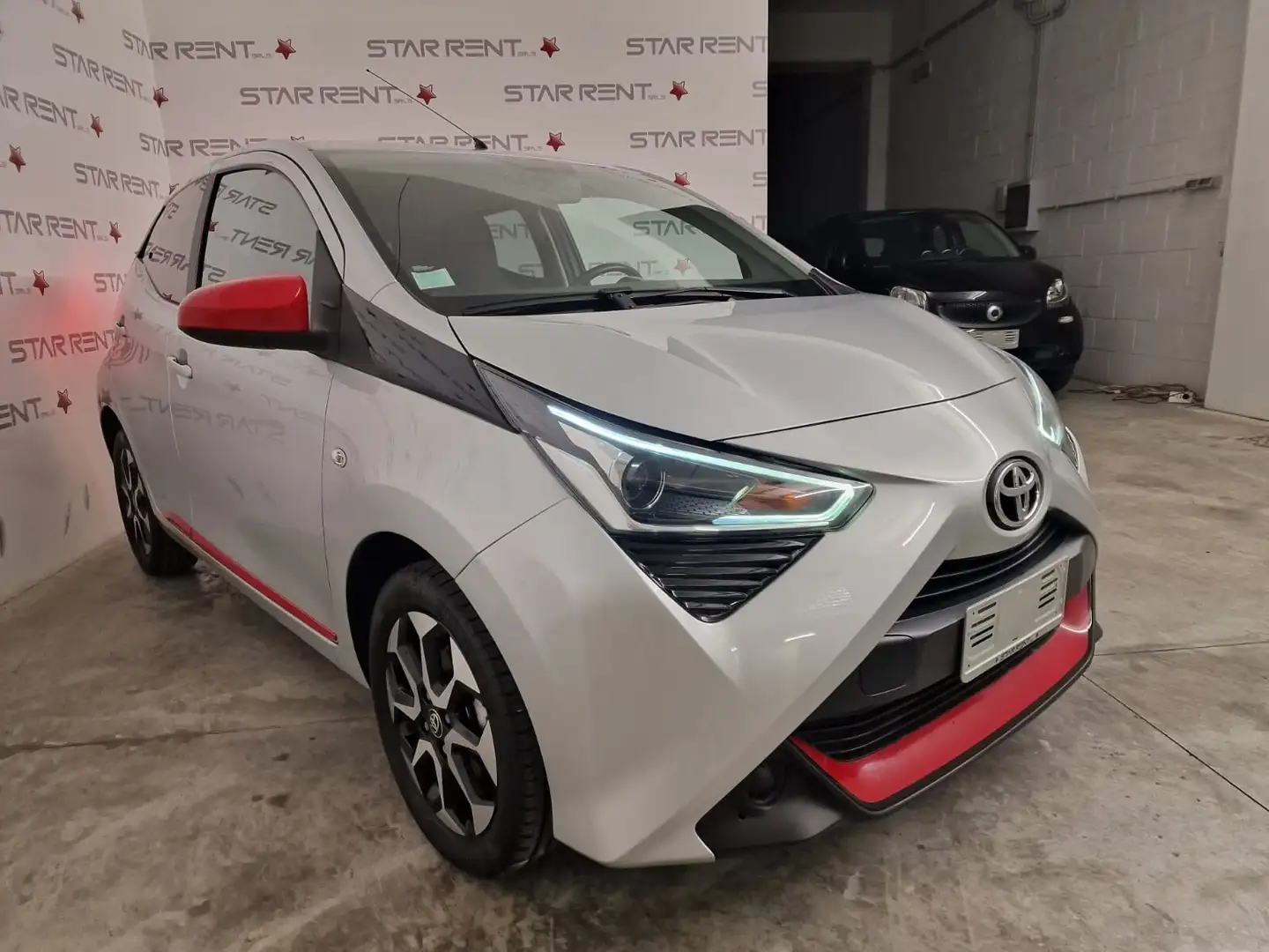 Toyota Aygo Connect 1.0 VVT-i 72 CV 5 porte x-play Grigio - 2