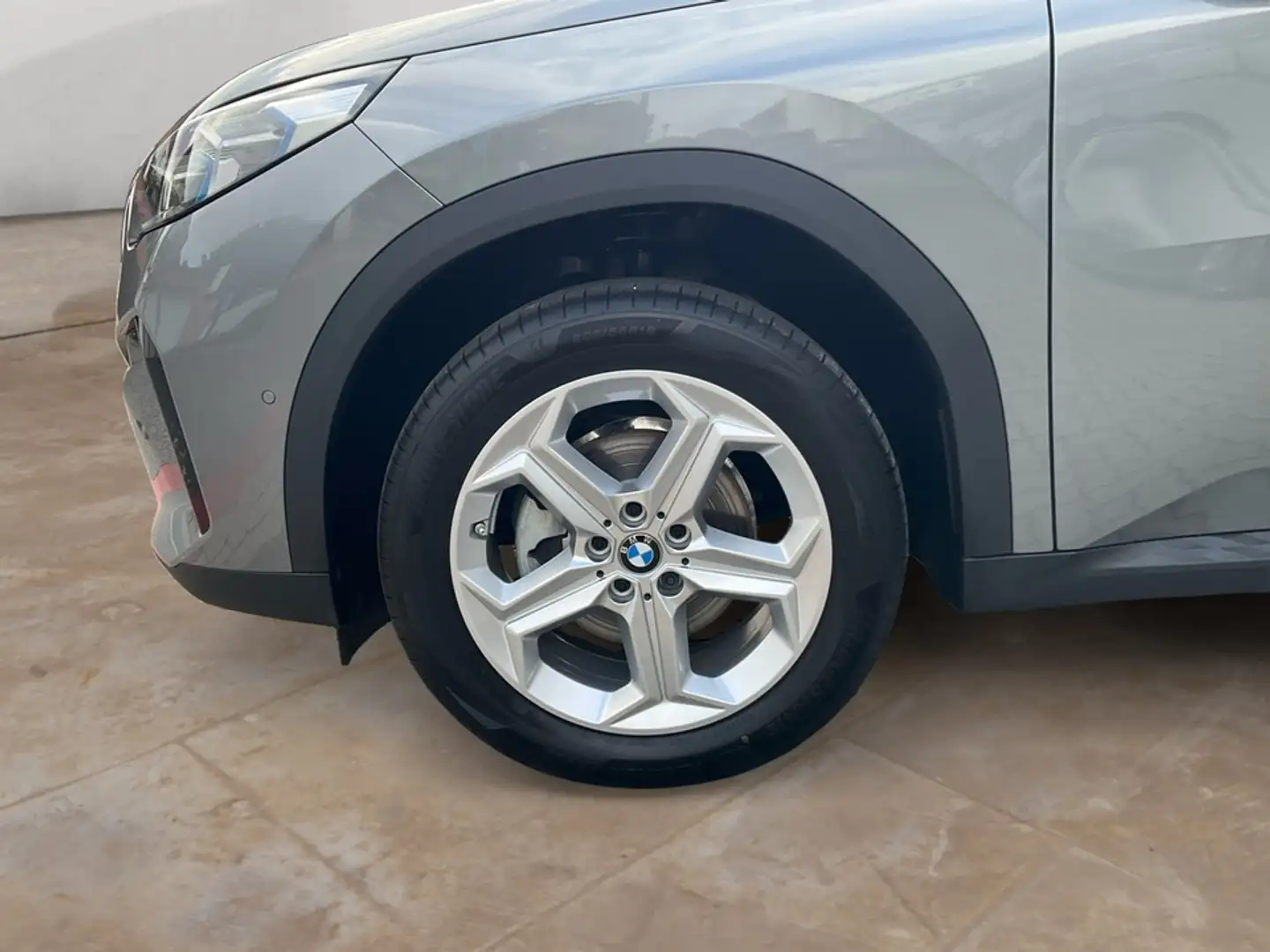 BMW X2 sDrive18d / NP= 53.640,- / Panorama / AHK / Gris - 2
