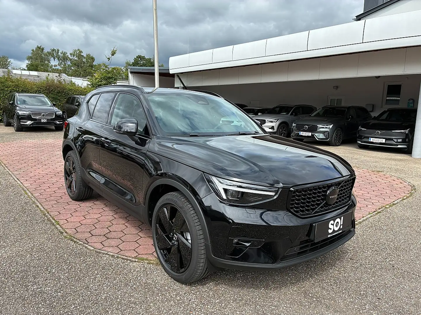 Volvo XC40 B3 Plus Black Edition Aut. Schwarz - 1