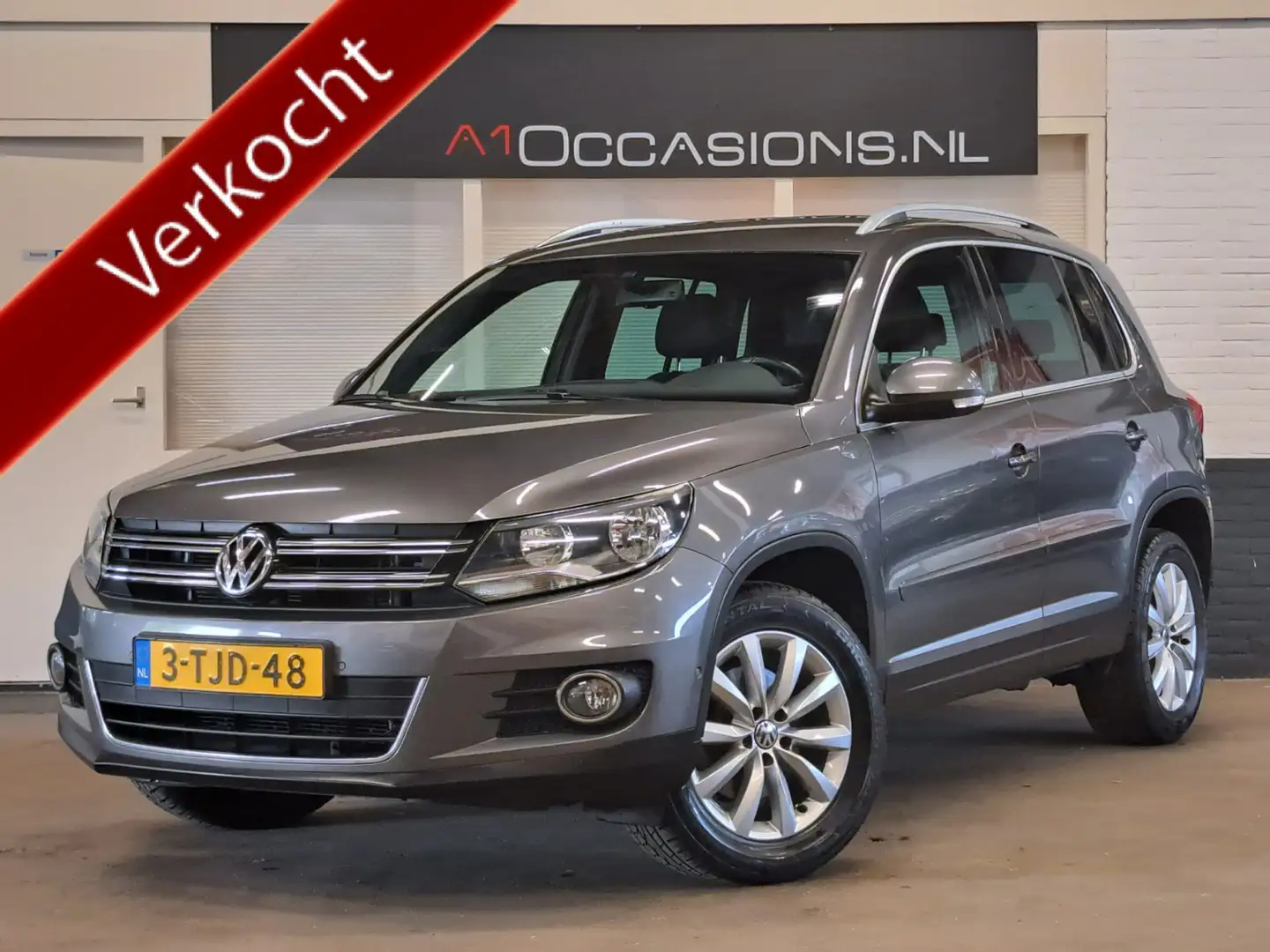 Volkswagen Tiguan 1.4 TSI Sport&Style + NAVI Grijs - 1