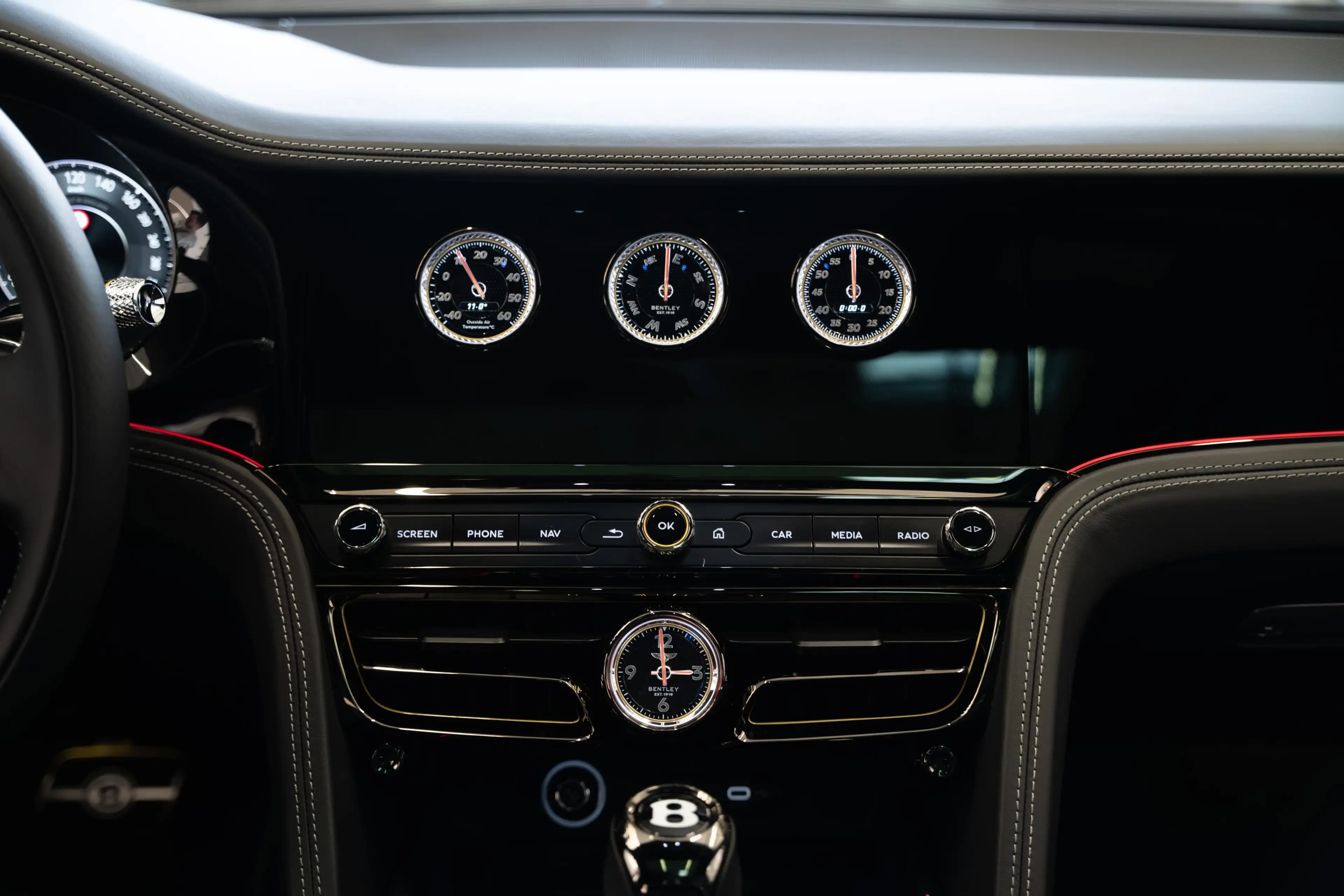 Bentley Flying Spur V8 Hybrid — photo 14