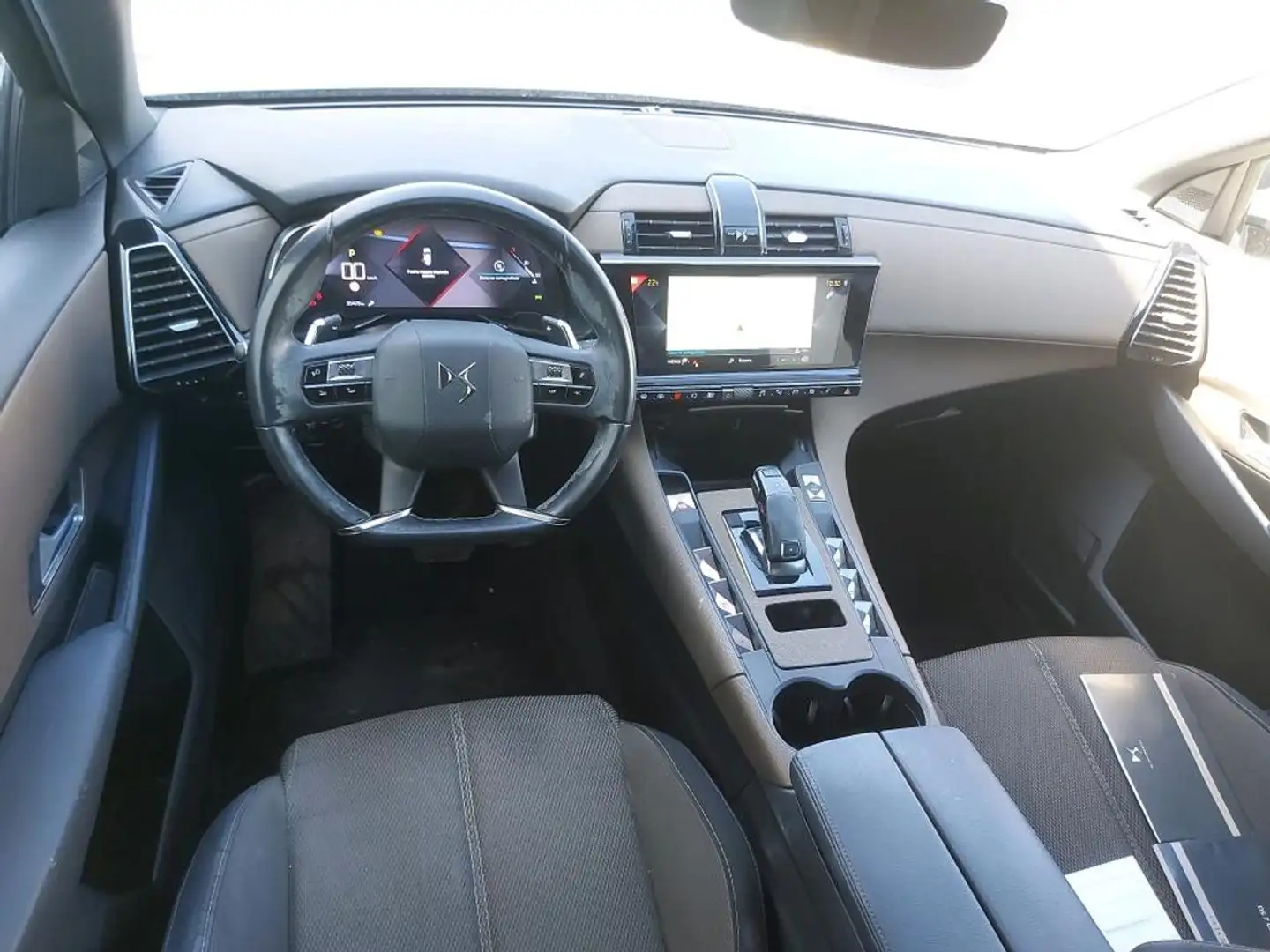 DS Automobiles DS 7 Crossback PureTech 132kW (180CV) Auto. SO CHIC Grau - 2